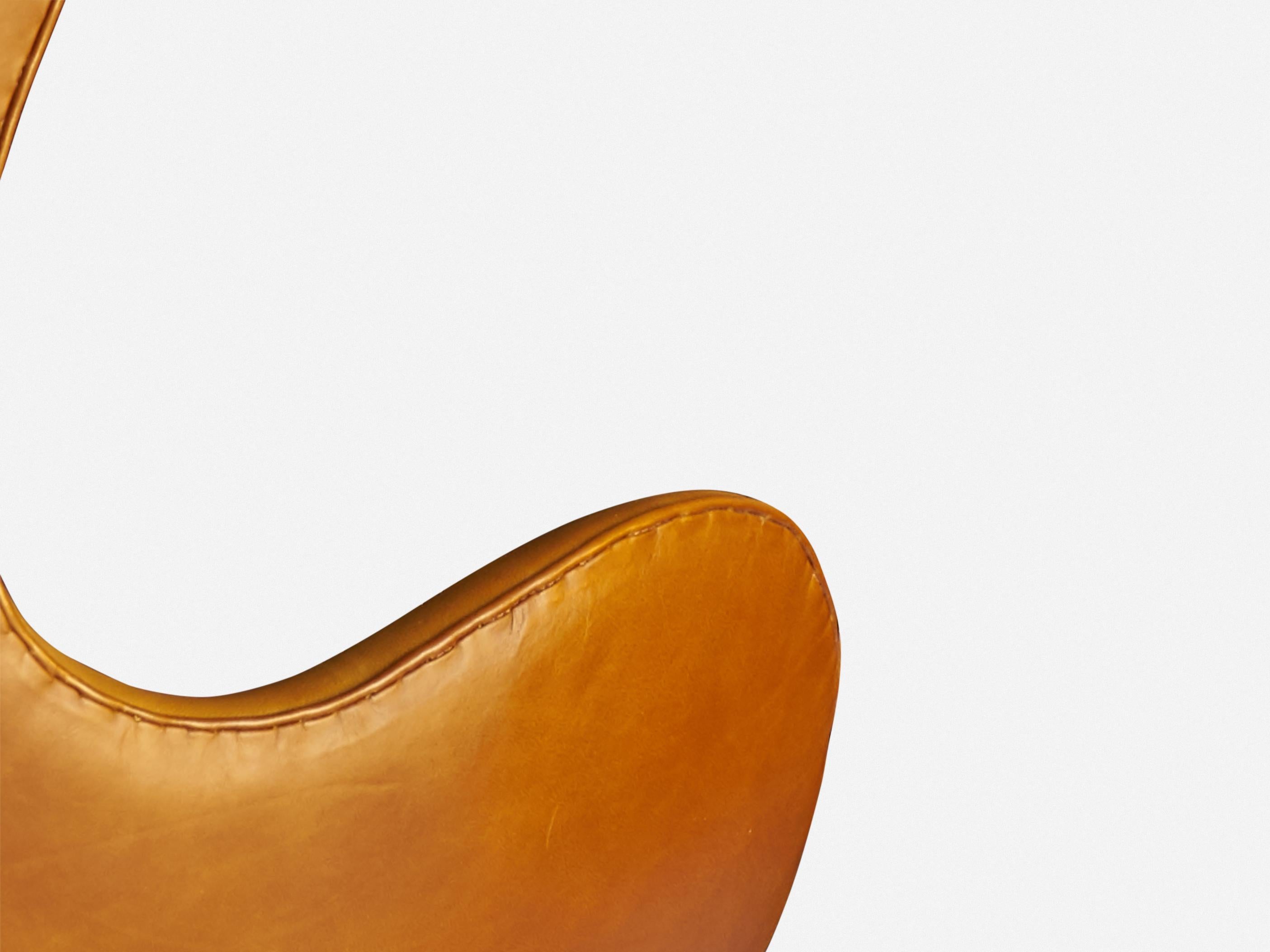 Early version Arne Jacobsen Egg Chair and Ottoman for Fritz Hansen For