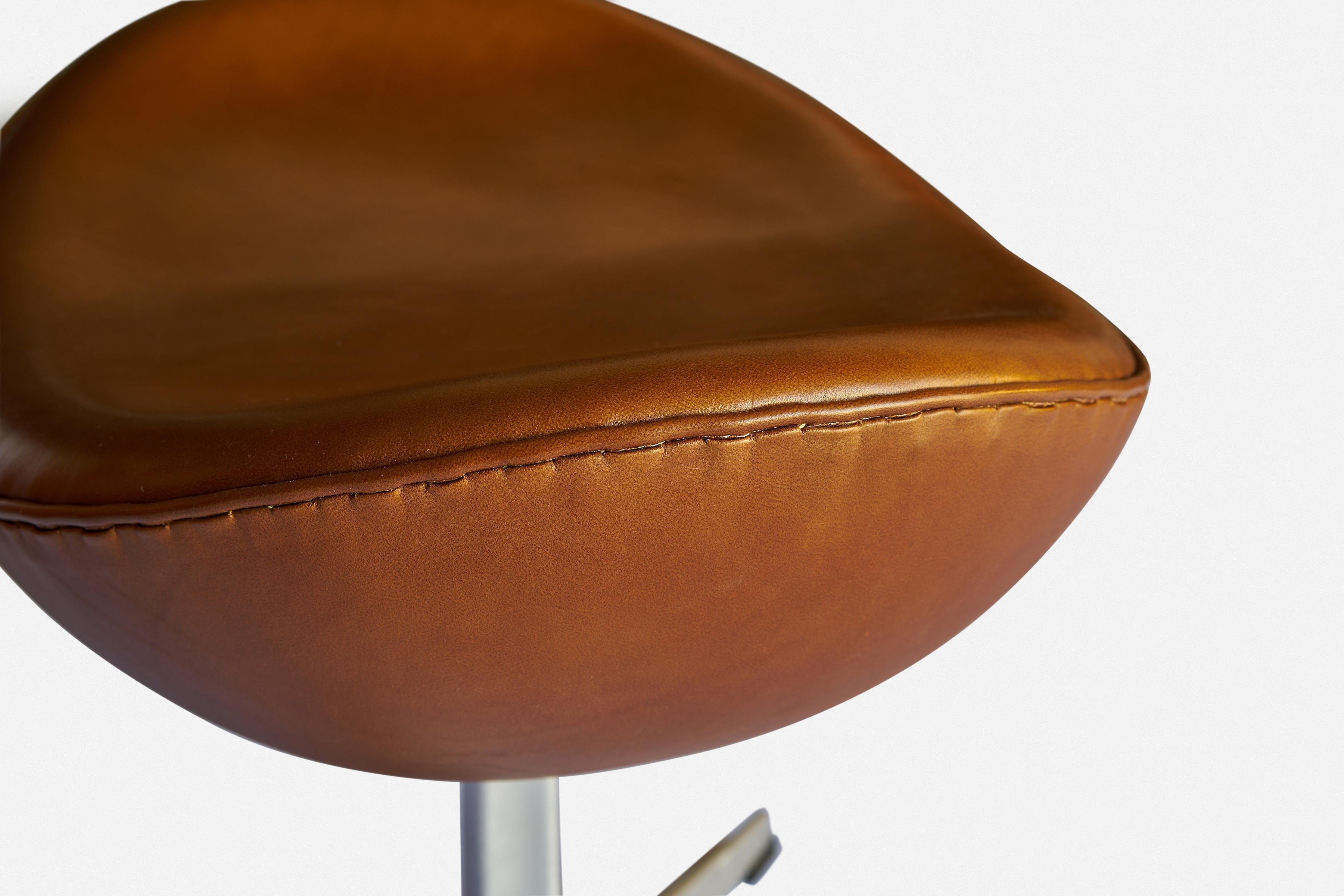 20ième siècle Version ancienne de la chaise et du repose-pieds œuf d'Arne Jacobsen pour Fritz Hansen en vente