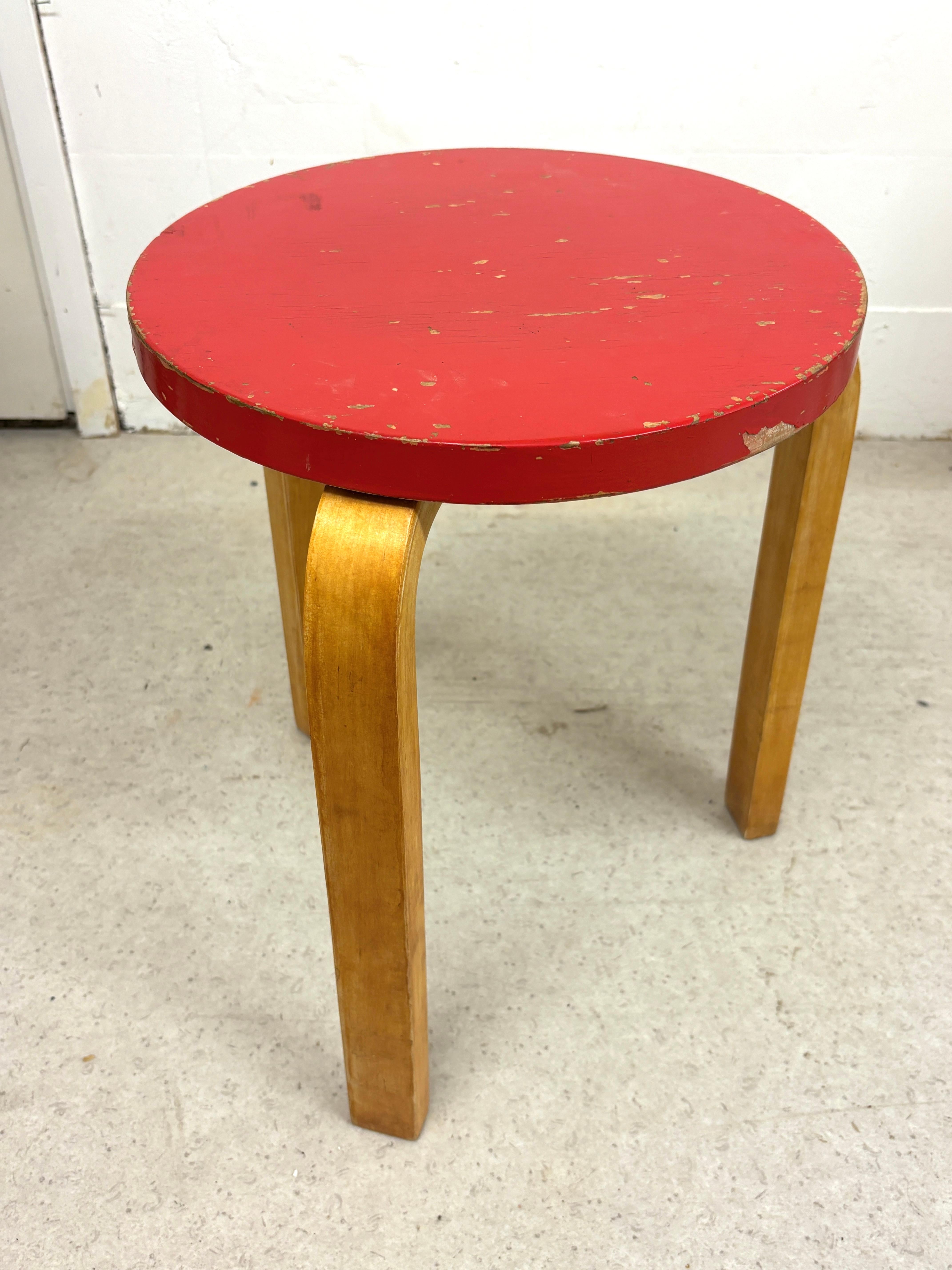 Mid-Century Modern Early version of Iconic Alvar Aalto Stool 60 - Vintage Condition en vente