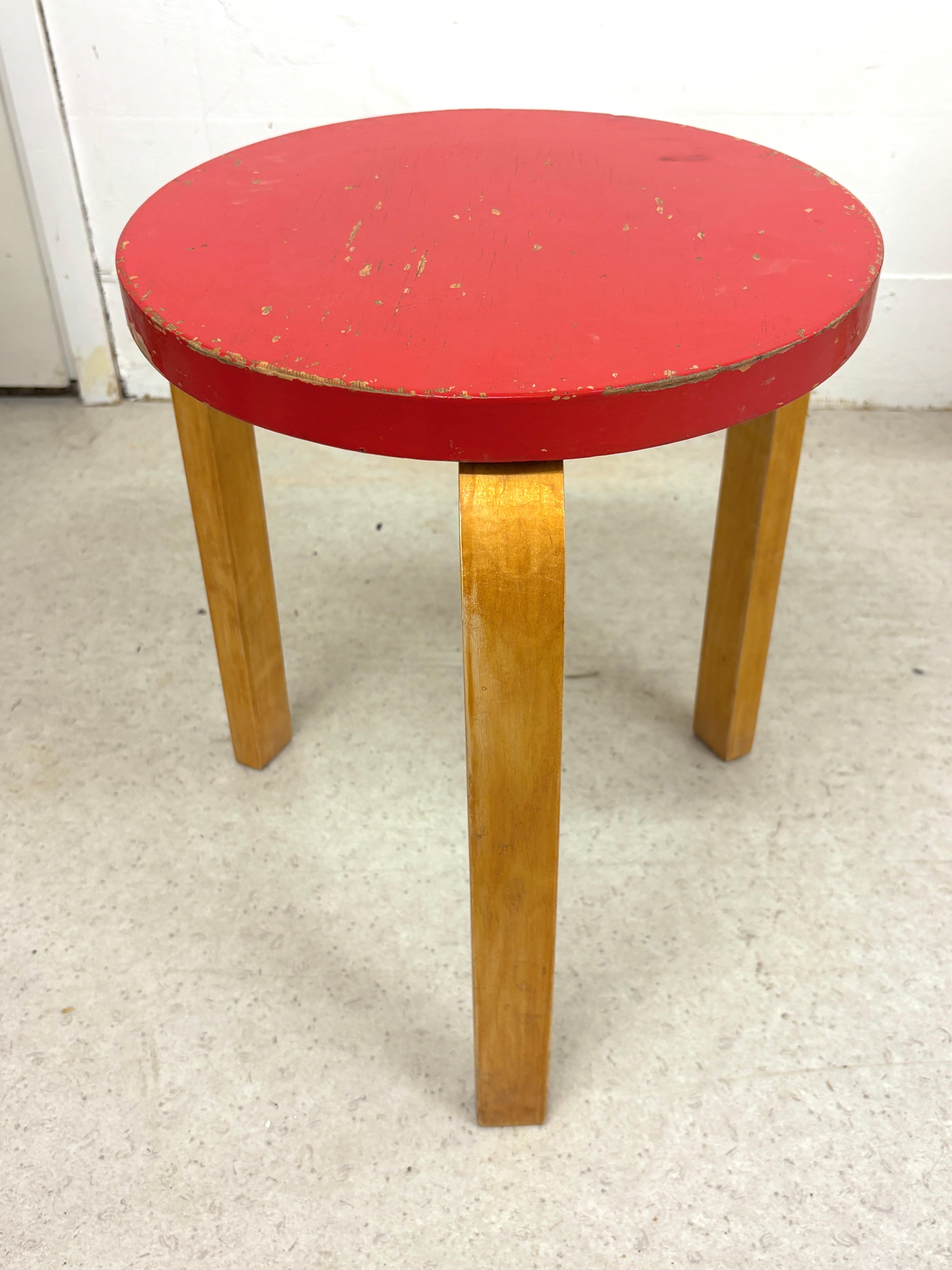 Early version of Iconic Alvar Aalto Stool 60 - Vintage Condition Abîmé - En vente à Turku, Finland