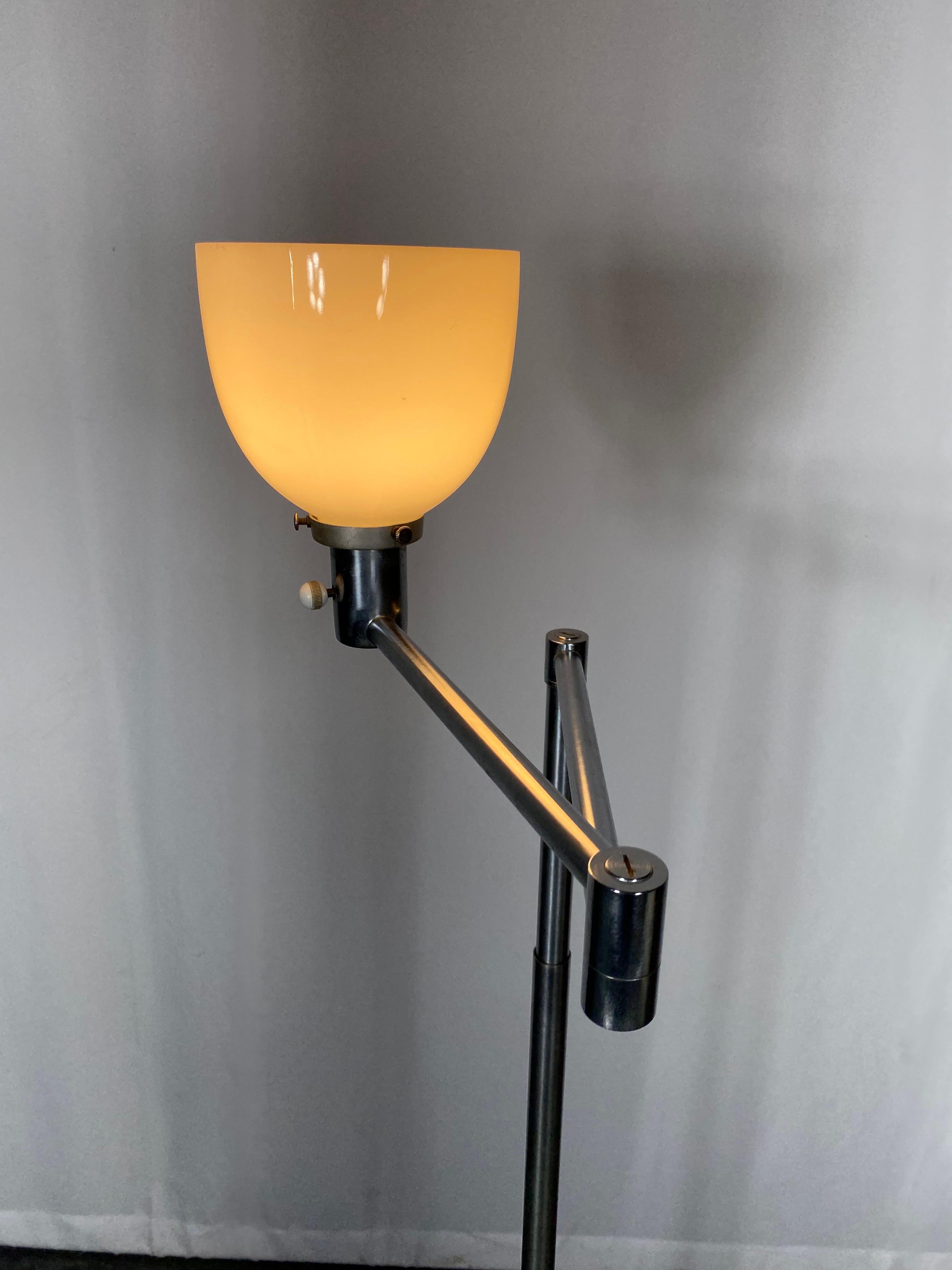 Early  Version Walter Von Nessen swing out floor lamp For Sale 2