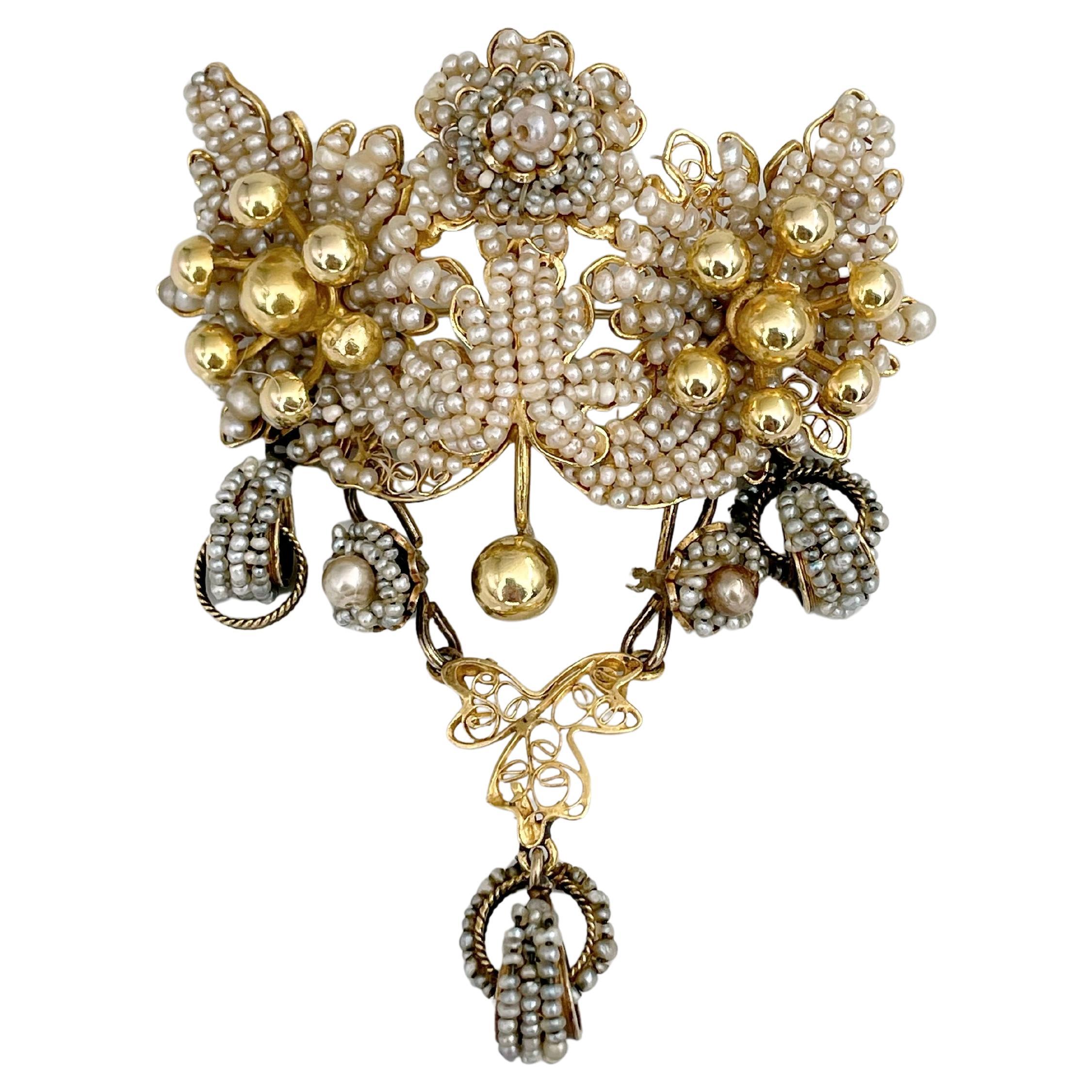 Alfiler victoriano antiguo de oro de 14 quilates con motivo floral de perlas en grano