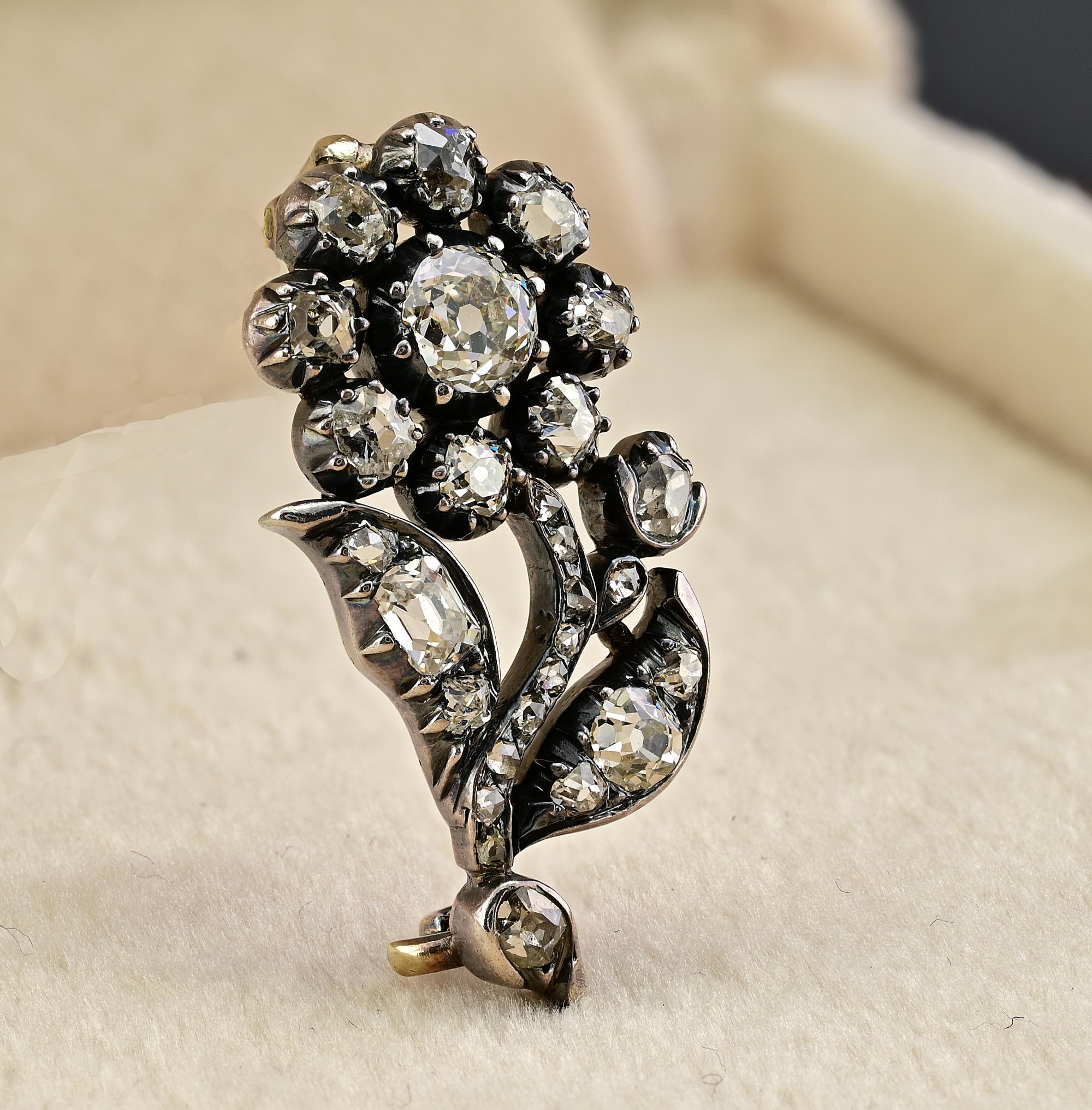 Early Victorian 1.40 CT Diamond Flower Brooch 18 KT Silver In Good Condition For Sale In Napoli, IT