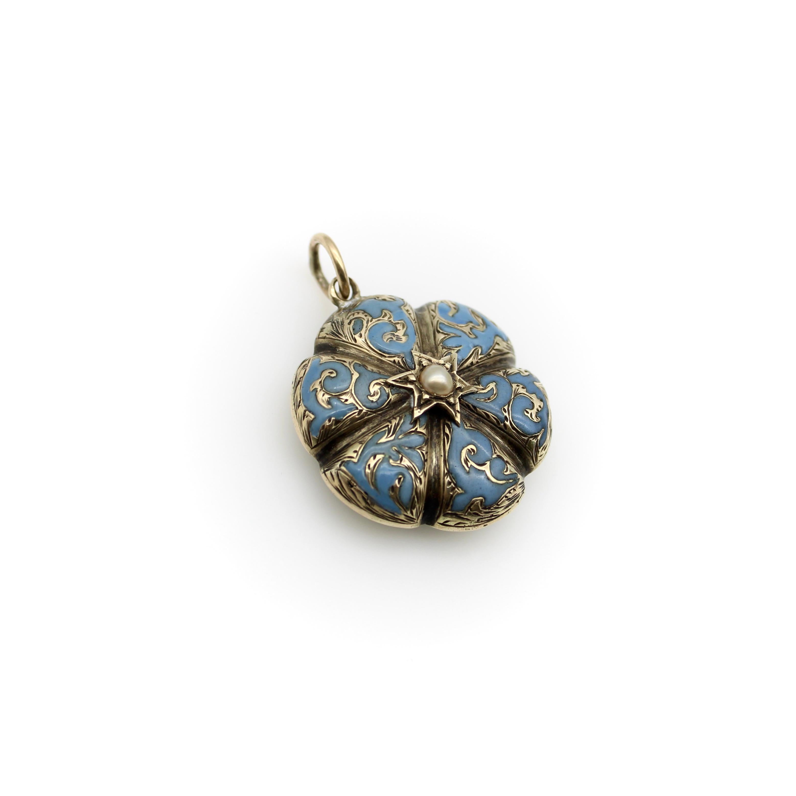 Circa 1850, ce médaillon victorien en or 14k aurait été porté en souvenir d'un être cher. La fleur de myosotis était un symbole significatif dans les bijoux de l'époque victorienne. Elle a cinq pétales, bien qu'elle ait souvent été représentée comme