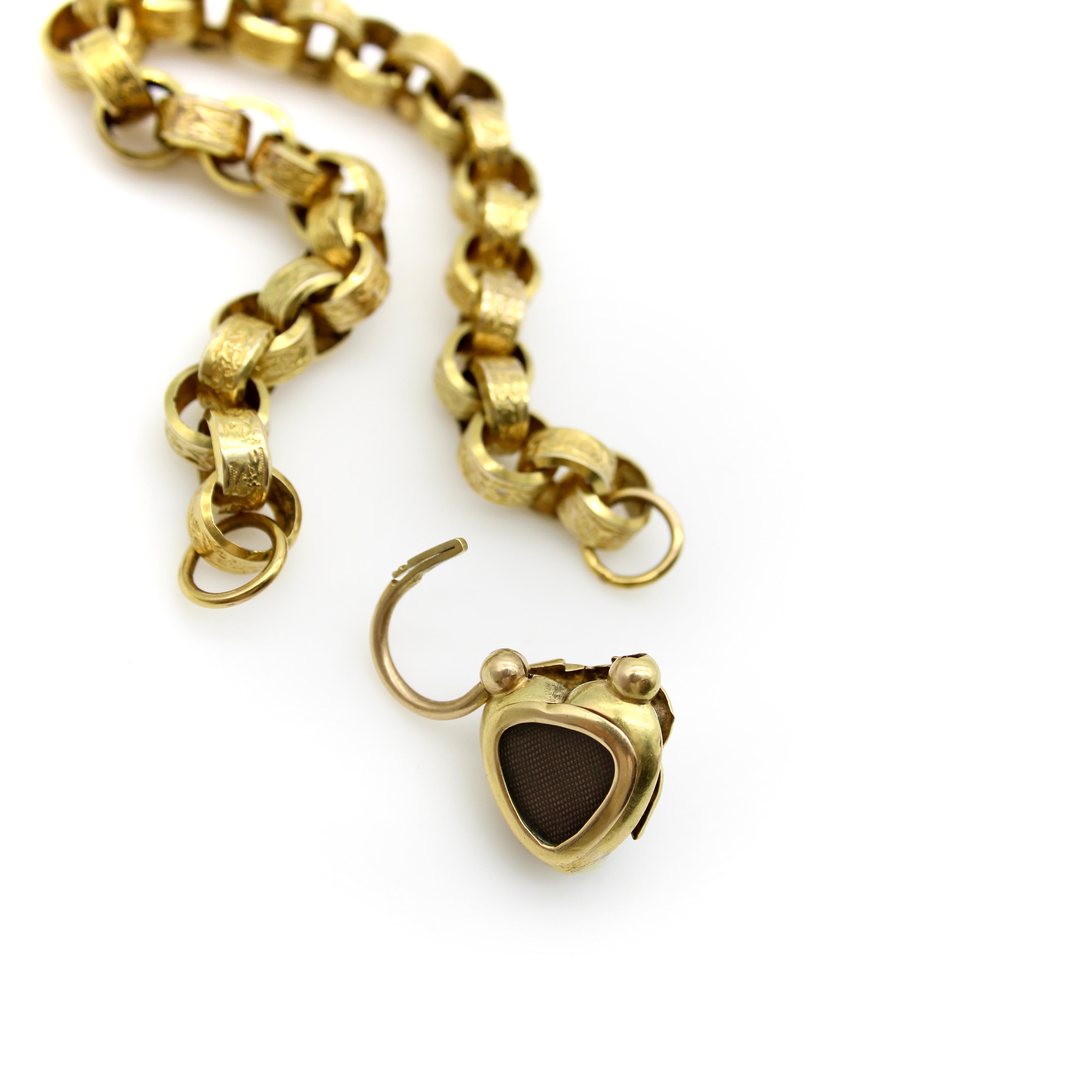 Début de l'époque victorienne Bracelet Rolo Link en or 14K avec fermoir en forme de coeur en grenat et cadenas en vente