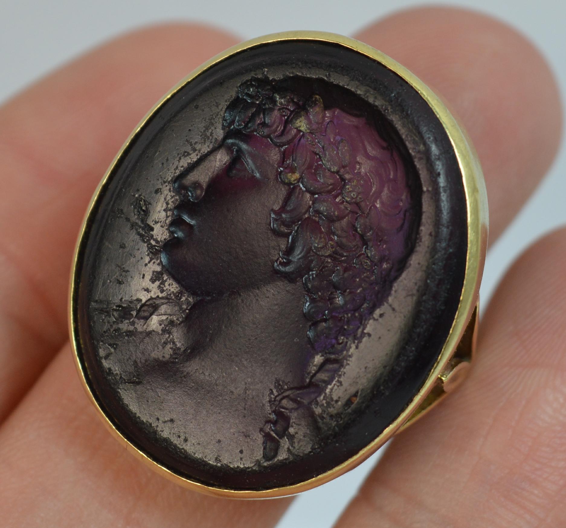 Early Victorian 18 Carat Gold and Purple Glass Intaglio Seal Signet Ring im Zustand „Relativ gut“ in St Helens, GB