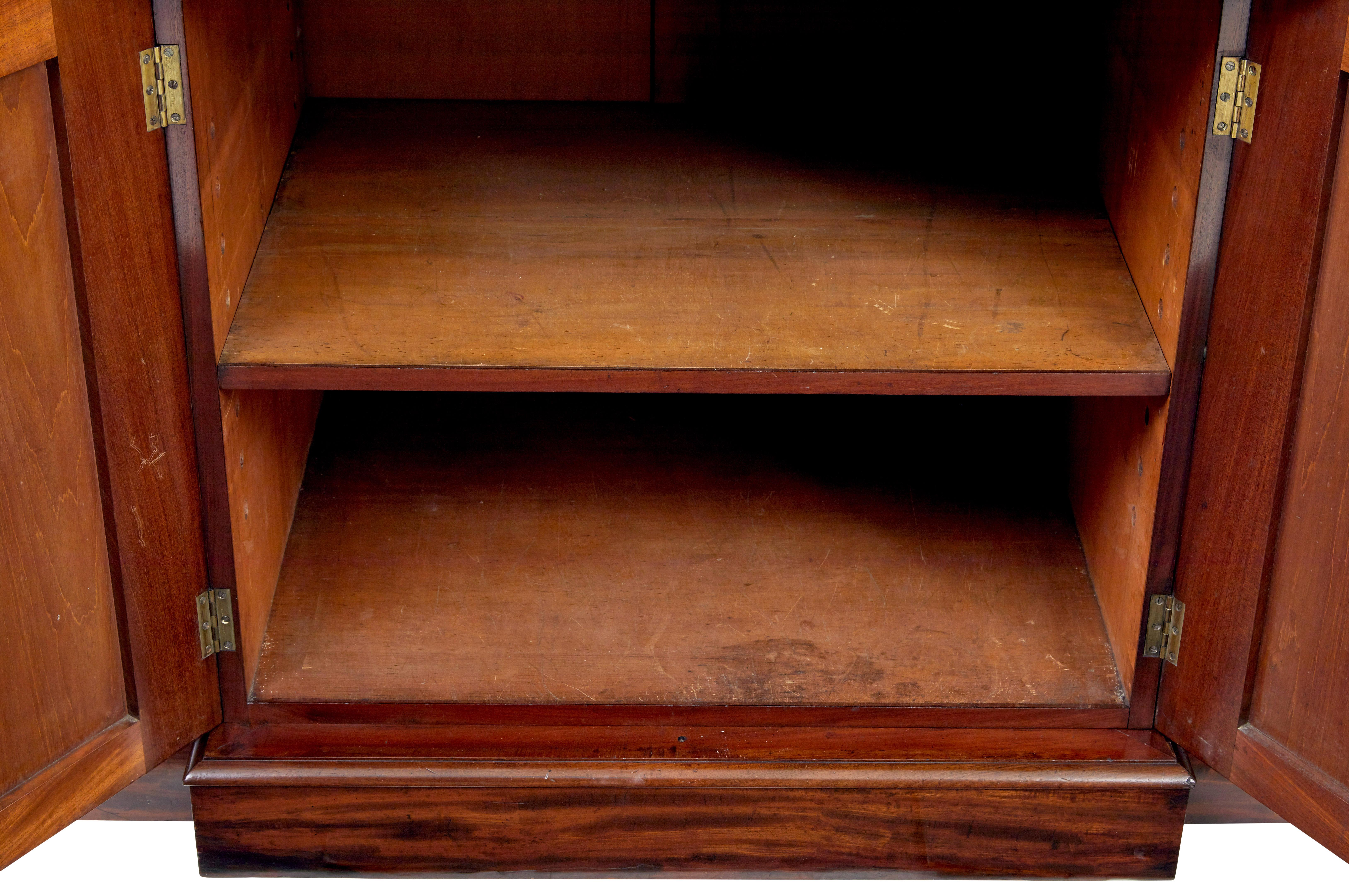 Librería con frente de rotura de caoba flameada de principios del siglo XIX victoriano en venta 3