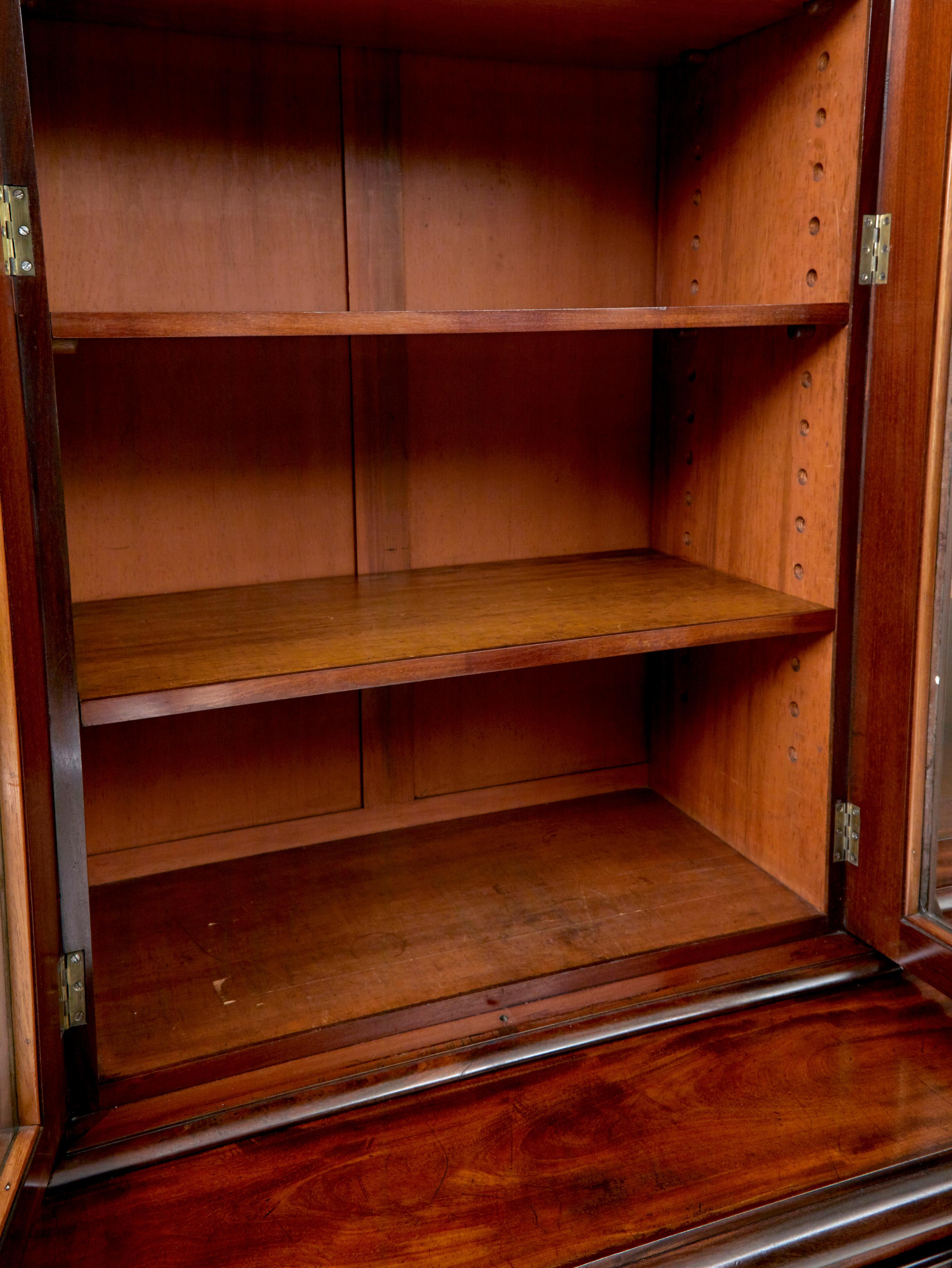 Libreria a parete in mogano a fiamma del primo Ottocento vittoriano in vendita 1