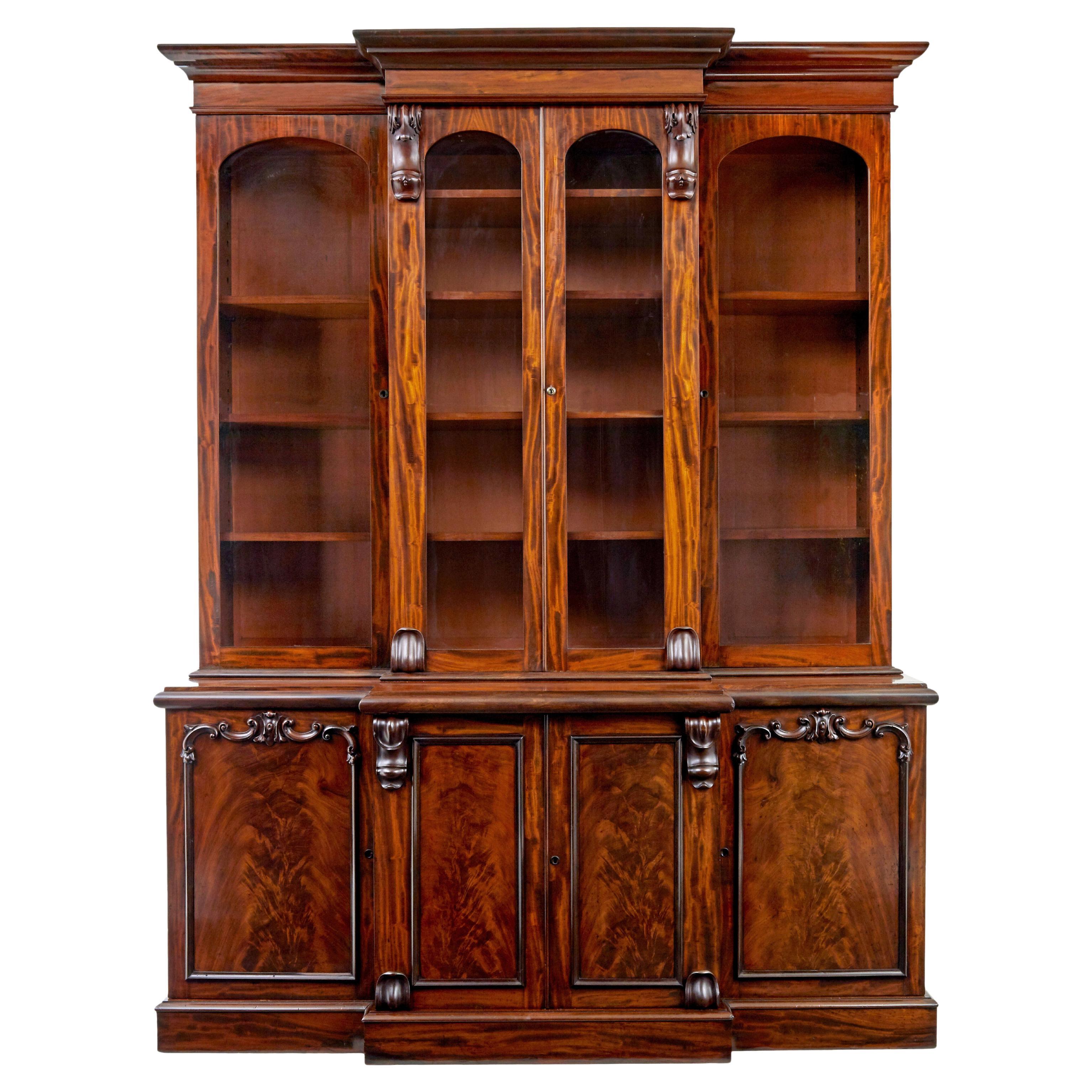 Librería con frente de rotura de caoba flameada de principios del siglo XIX victoriano en venta