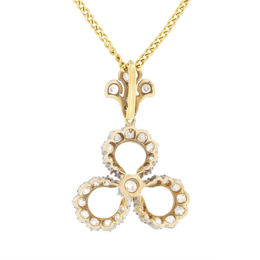 Datant des années 1860, ce pendentif du début de l'époque victorienne est un magnifique morceau d'histoire. Le motif de trèfle tombe d'une magnifique attache en forme de fleur de lys, toutes deux serties de diamants de taille ancienne. Un diamant