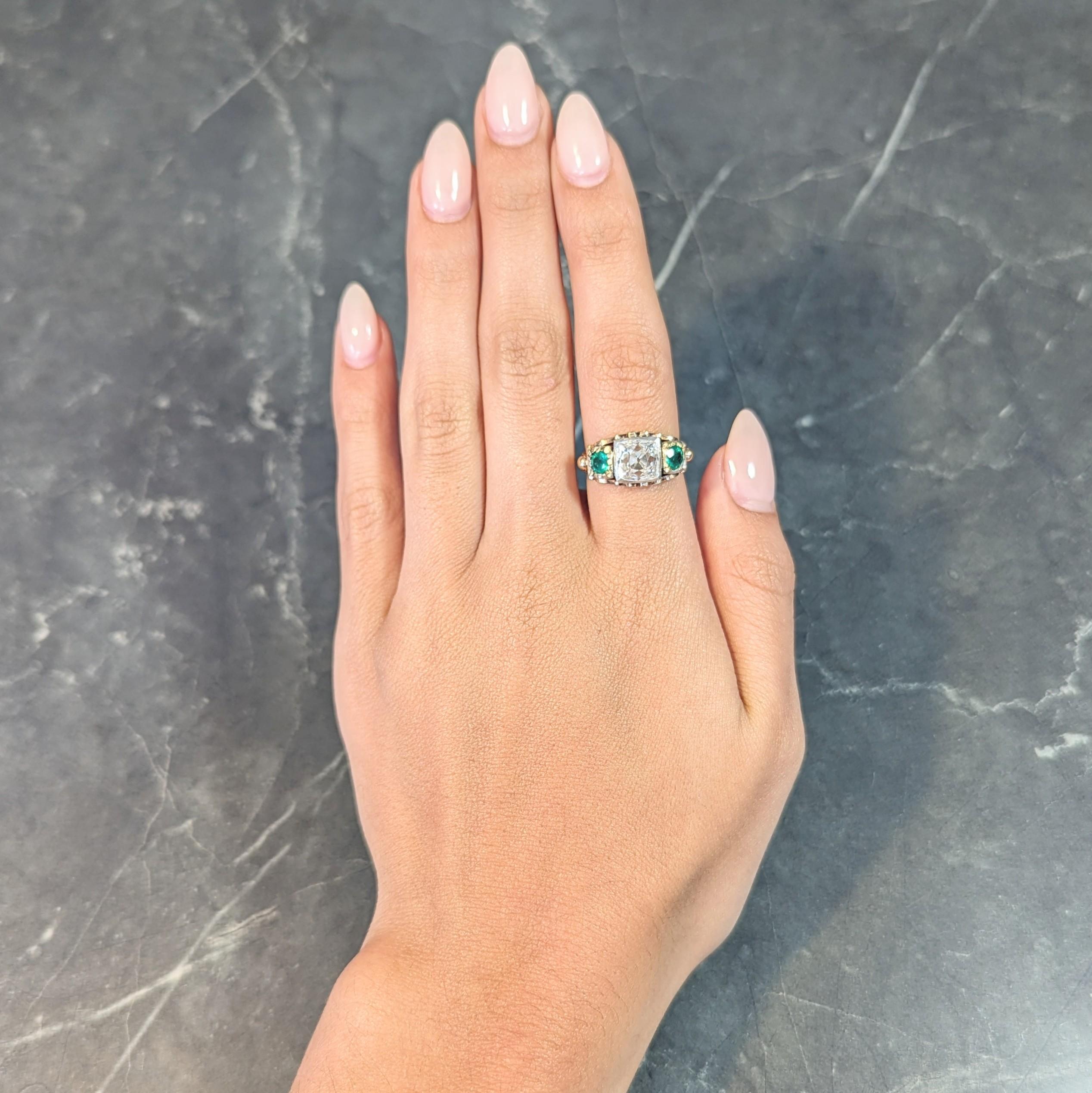 Frühviktorianischer antiker Ring aus 18 Karat Gold mit 3,92 Karat Diamanten und Smaragden im Peruzzi-Schliff (Viktorianisch) im Angebot