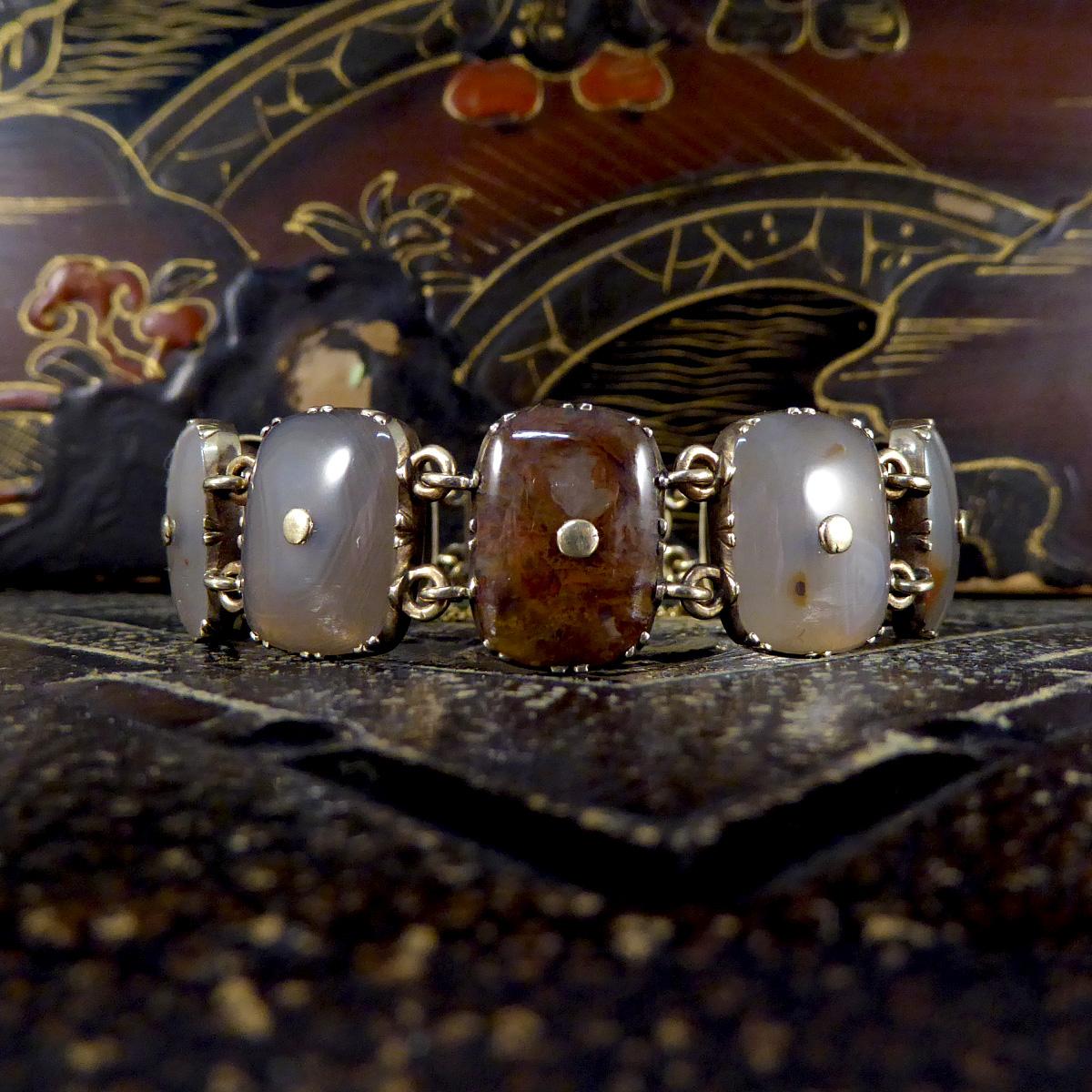 Immerse yourself in the romantic elegance of the Early Victorian era with this exquisite agate link bracelet, a treasure that transcends time with its classic beauty and craftsmanship. This piece showcases a series of smoothly polished agate stones,