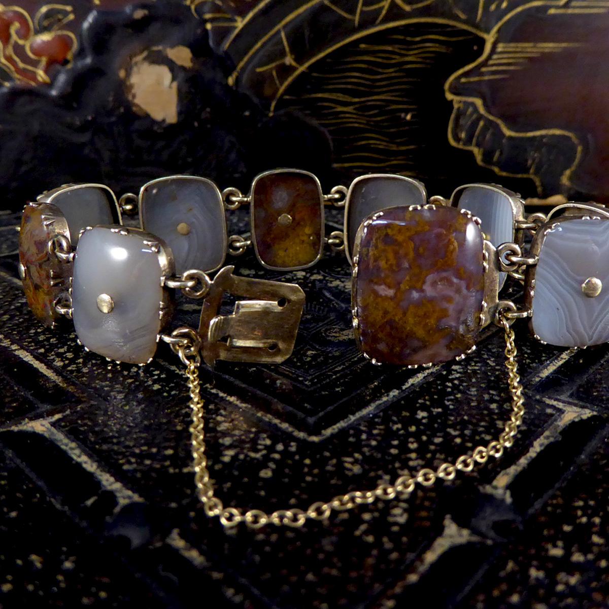 Early Victorian Agate Link Bracelet in Yellow Gold In Good Condition For Sale In Yorkshire, West Yorkshire