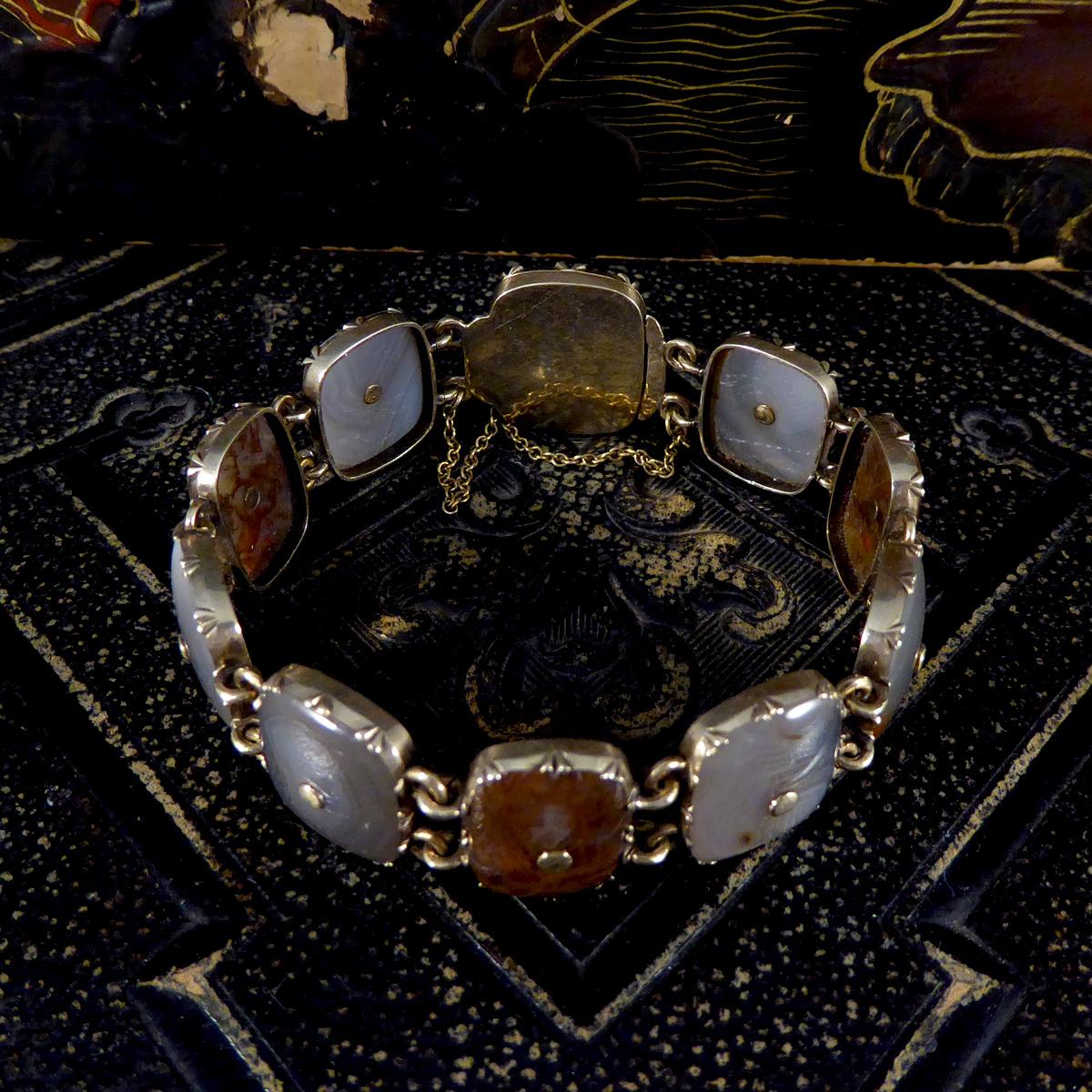 Women's or Men's Early Victorian Agate Link Bracelet in Yellow Gold For Sale