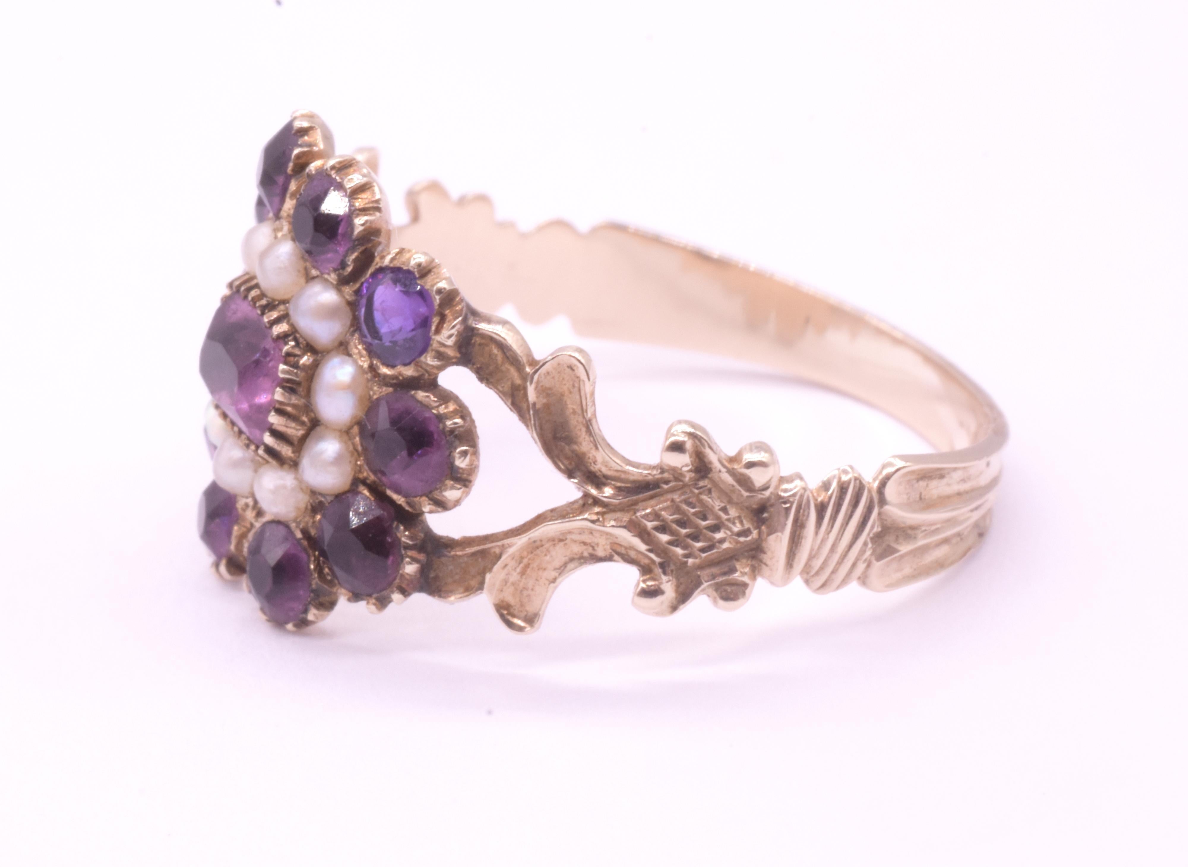 Wir lieben die tiefviolette Farbe der Amethysten, die diesen charmanten frühviktorianischen 15K Perlen- und Amethystring ausmachen. 10 Perlen umgeben einen großen zentralen Amethysten und 10 Amethysten umgeben die Perlen, eingefasst in einen