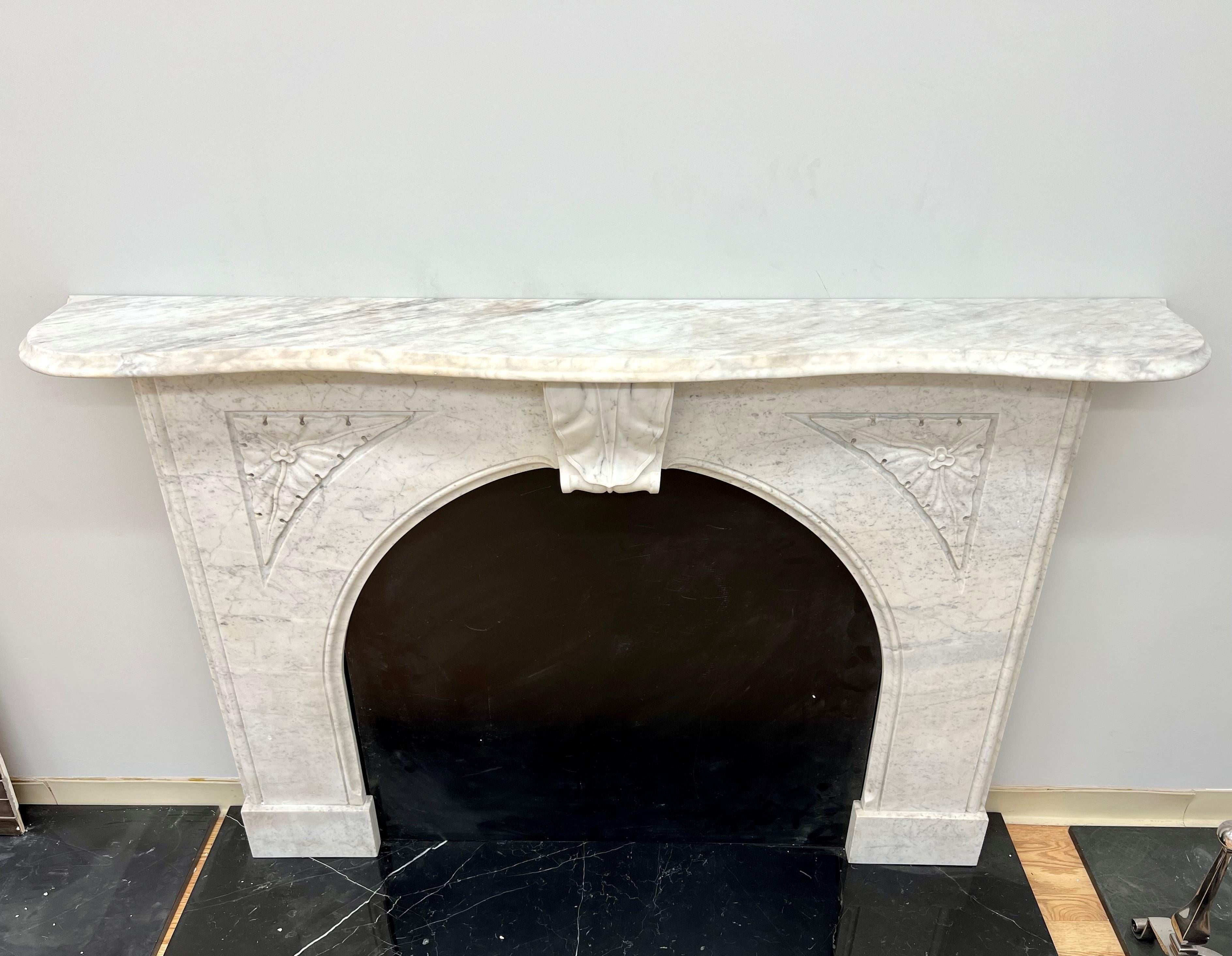 Early Victorian Arched Mantelpiece in Carrara Marble In Good Condition For Sale In New York, NY