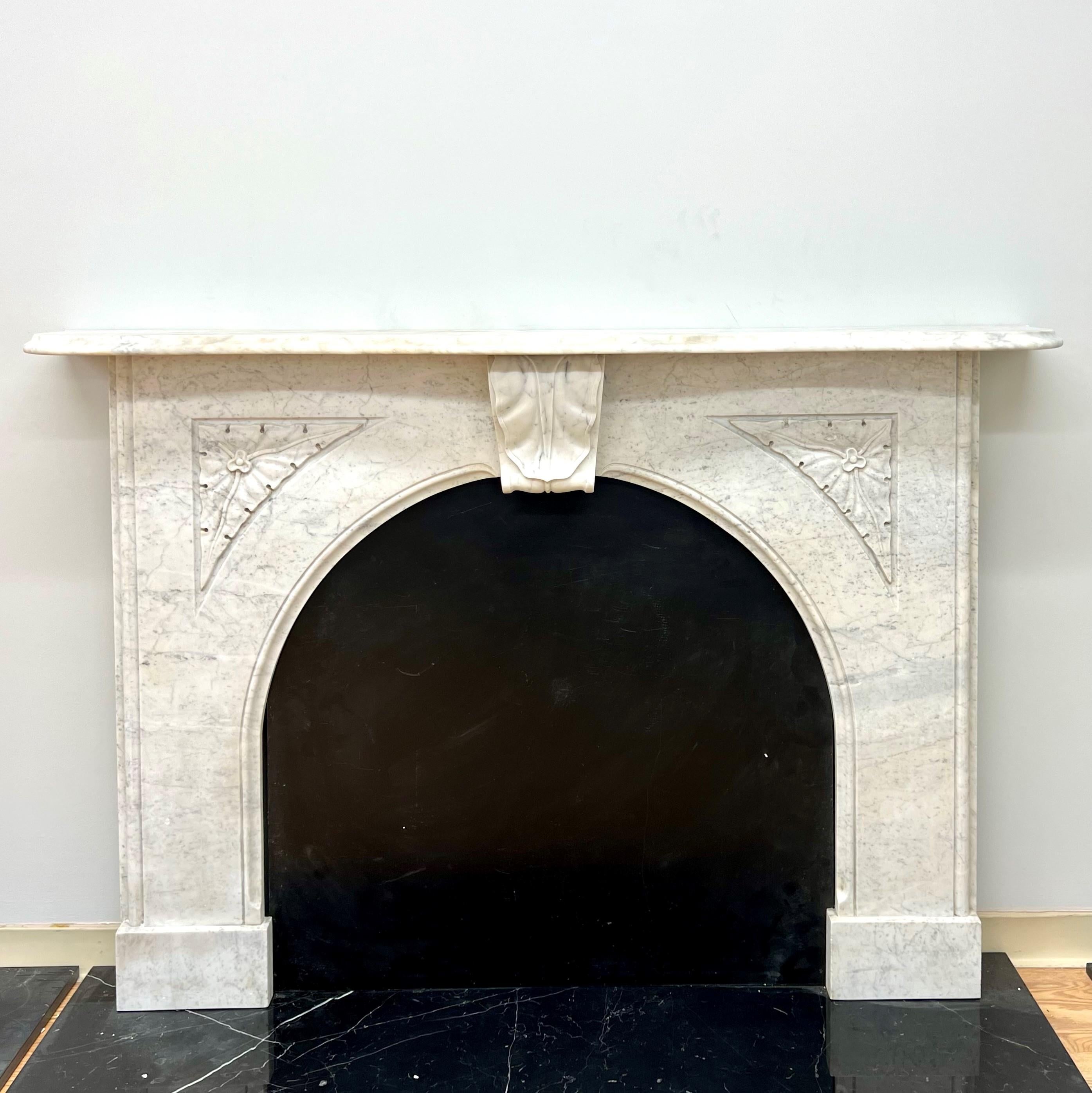 19th Century Early Victorian Arched Mantelpiece in Carrara Marble For Sale