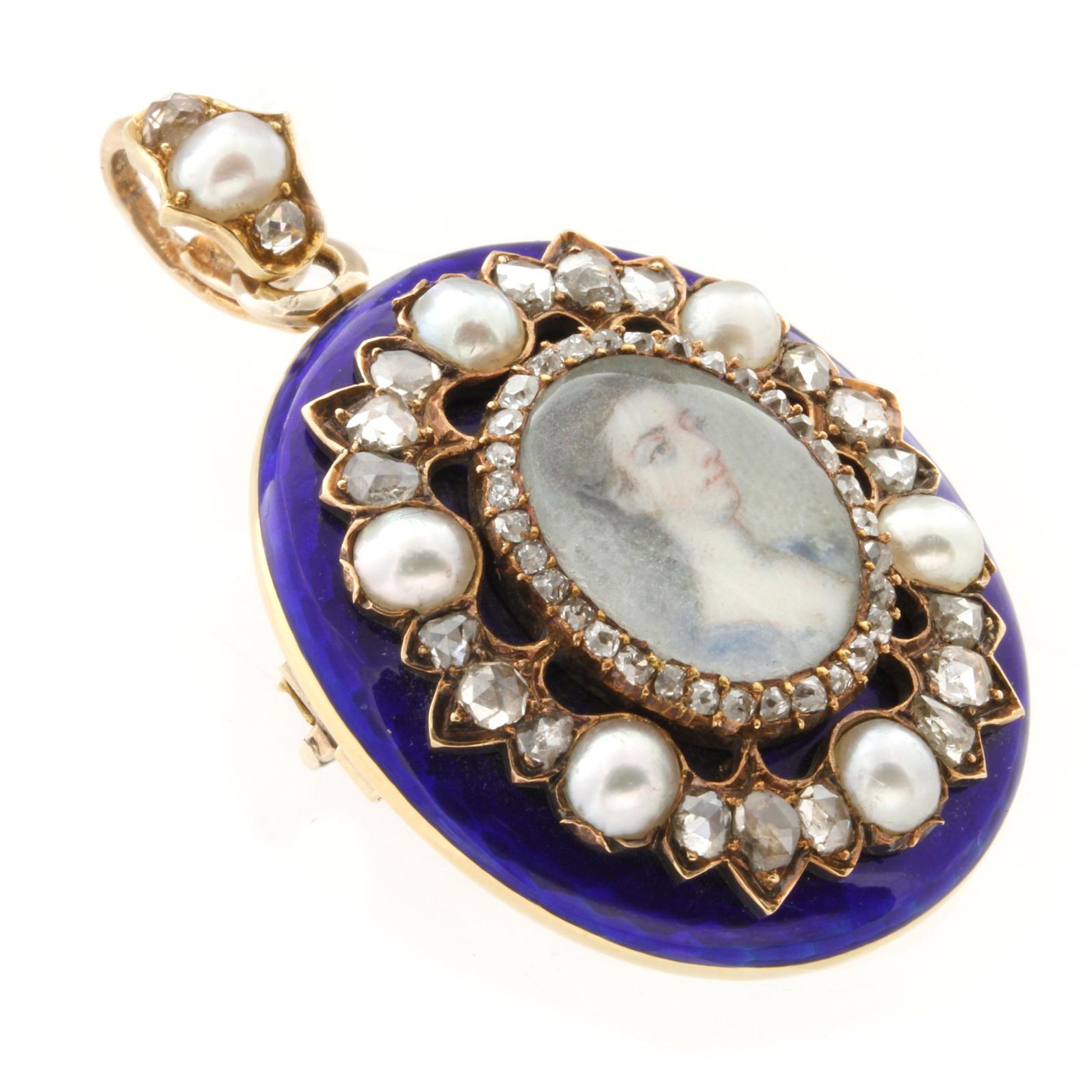Ein frühes viktorianisches Medaillon aus blauer Emaille, Perlen und Diamanten, in der Mitte ein Miniaturporträt aus dem 18. Jahrhundert, das den Kopf einer Dame in einem blauen Kleid zeigt, innerhalb einer Umrandung aus Diamanten im Altschliff auf