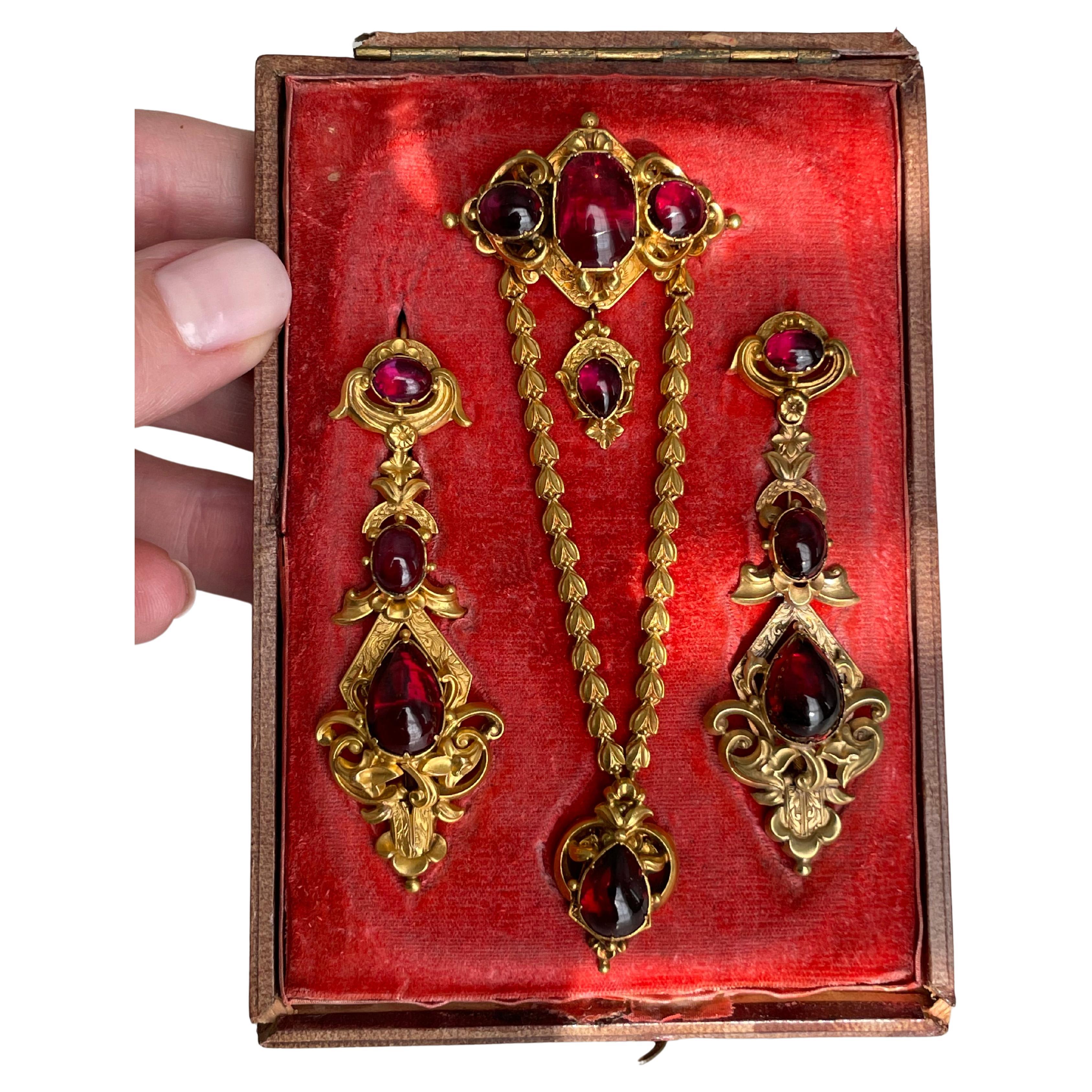 Georgian Boxed Set of 15k Garnet Day to Night Earrings and Stomacher For Sale