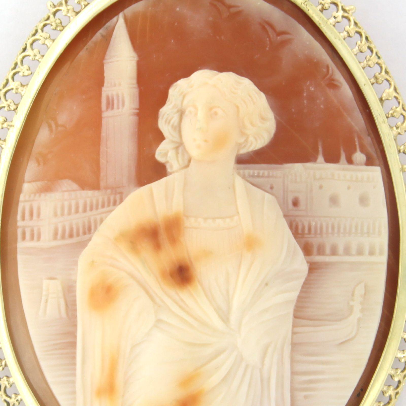 Broche en or jaune 14k avec camée - portrait de femme

Description détaillée

La broche mesure 6,1 cm de haut et 4,4 cm de large.

poids total : 20,7 grammes

avec :

- 1 camée ovale de 4,8 cm x 3,7 cm

couleur : blanc et brun
clarté : n/a
Les