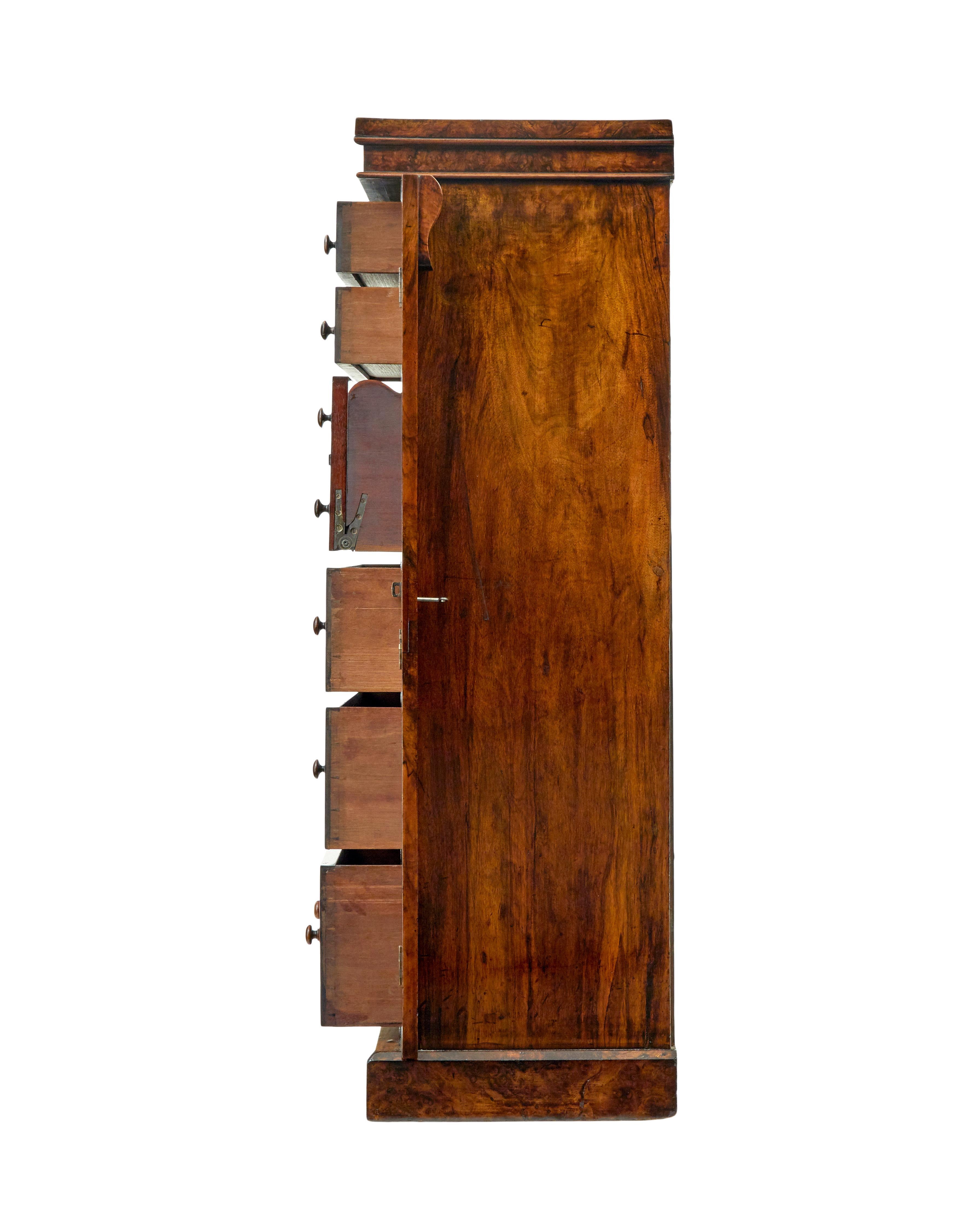 Intagliato Cassapanca Wellington in radica di noce del primo periodo vittoriano in vendita