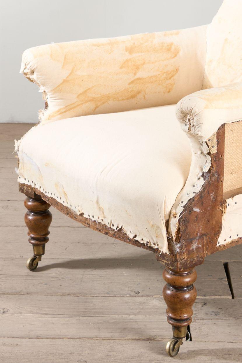 Se trata de un sillón con respaldo abotonado de principios de la época victoriana, muy elegante y de gran calidad. El diseño del armazón es impresionante, con los brazos perfilados y las patas altas torneadas. Líneas limpias y un auténtico clásico