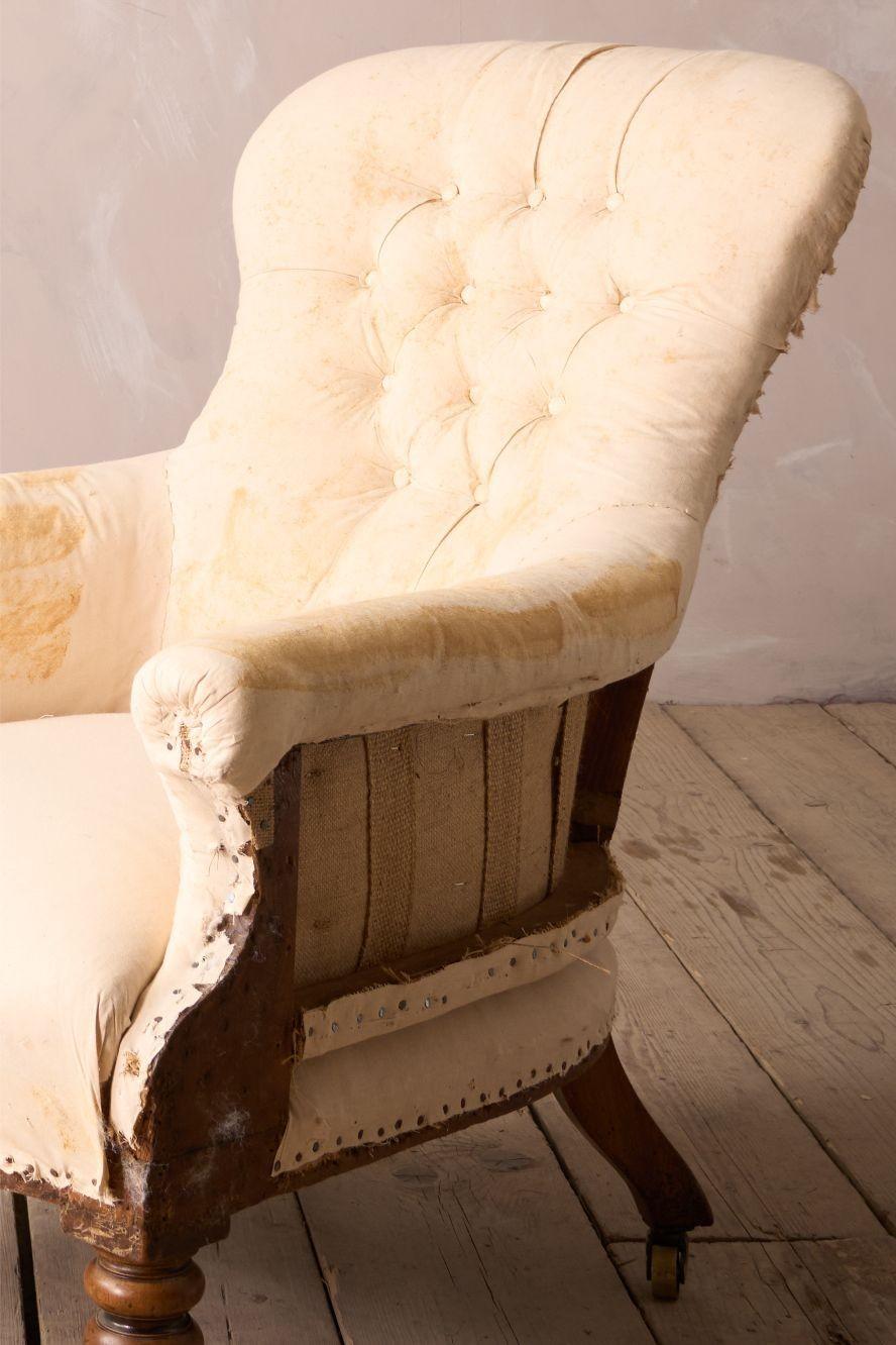 Early Victorian buttoned back country house armchair In Good Condition For Sale In Malton, GB