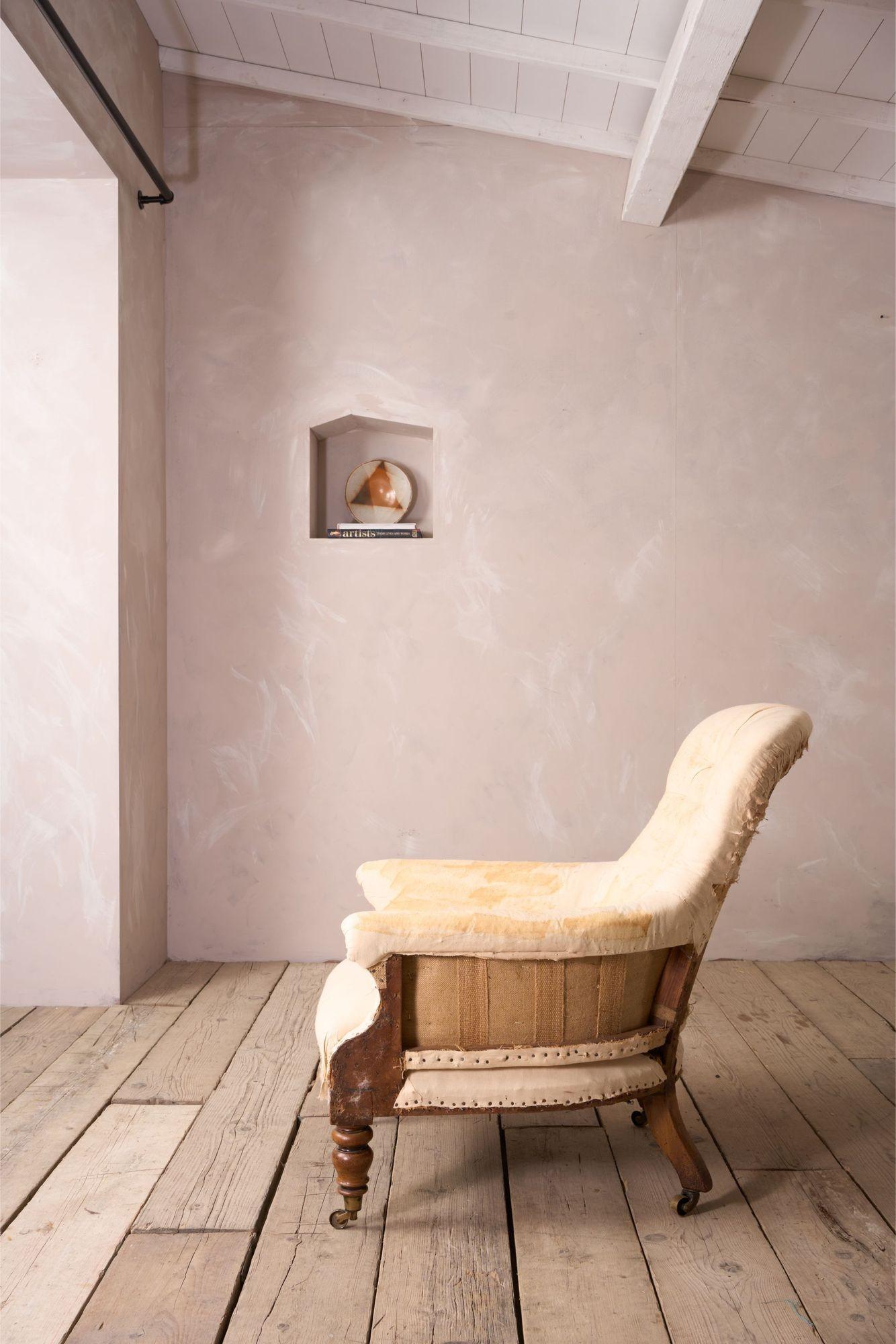 19th Century Early Victorian buttoned back country house armchair For Sale