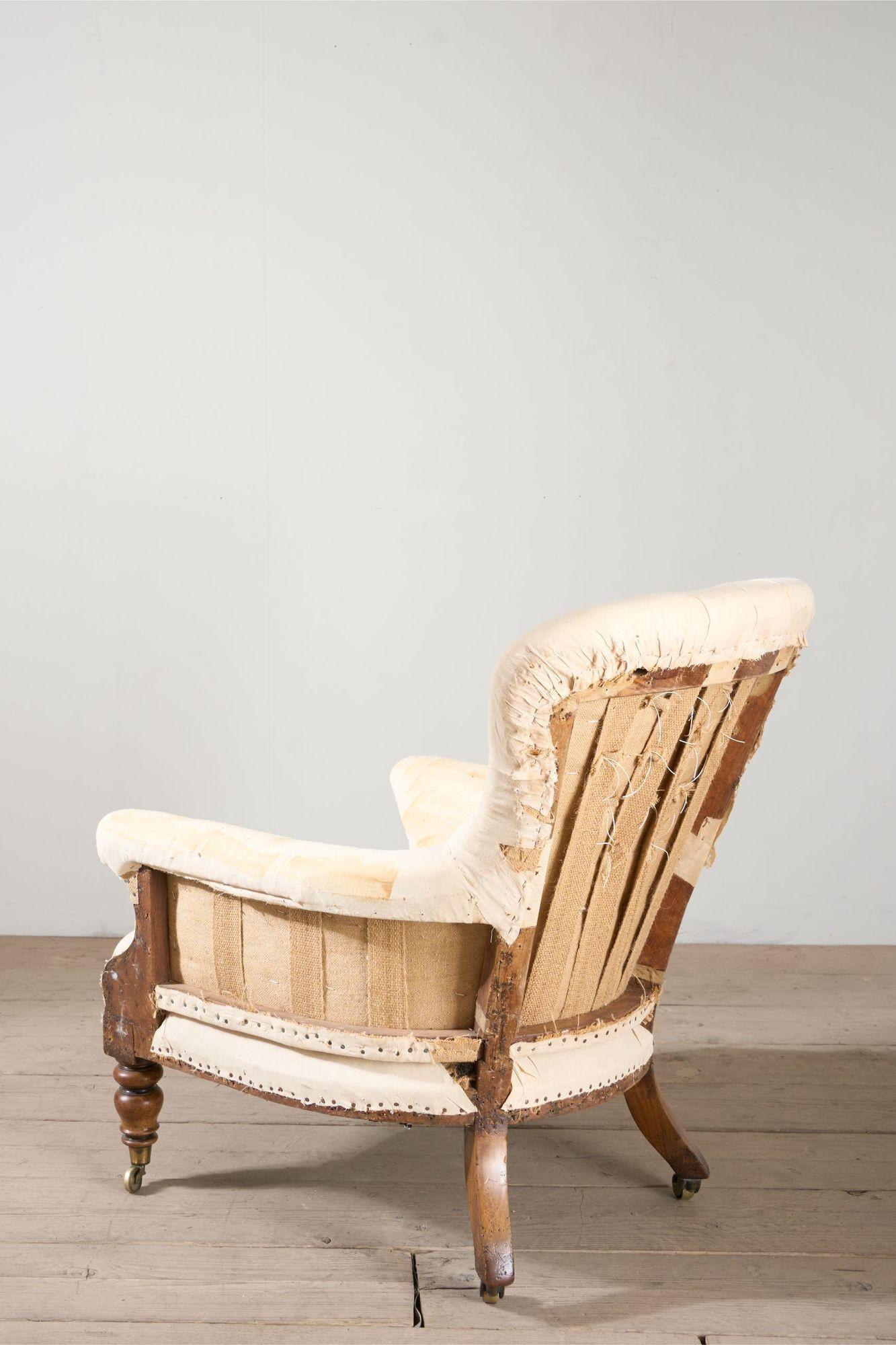 Sillón de casa de campo de principios de la época victoriana con respaldo abotonado Haya en venta