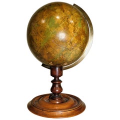 Globe de table céleste C. F. Crutchley's New Celestial du début de l'époque victorienne:: vers 1860