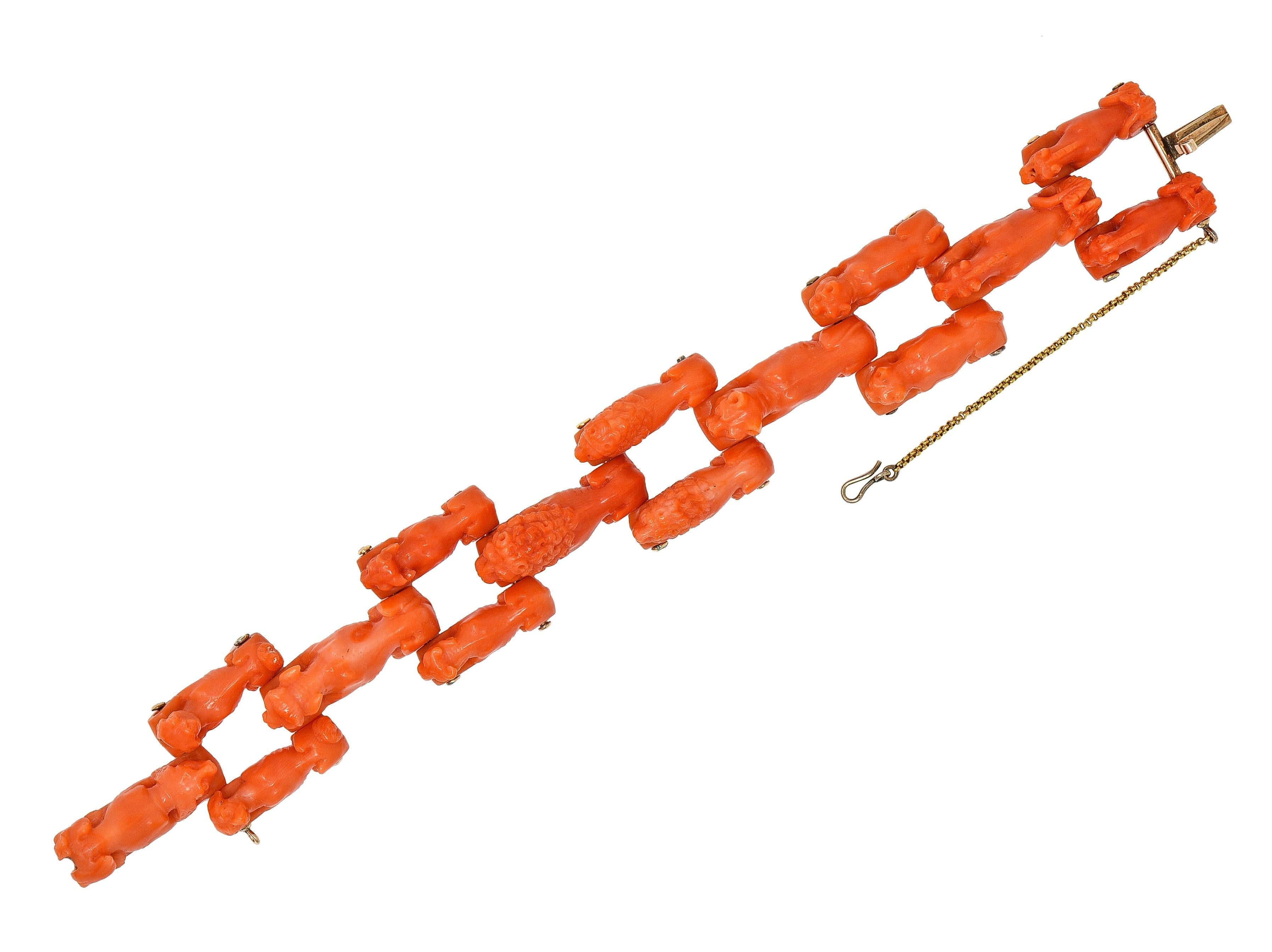 Quadratisches Gliederarmband mit Scharnieren, bestehend aus verschiedenen geschnitzten Korallentieren
Darstellung von maßstabsgetreuen Panthern, Löwen, Kühen und Hunden mit gewellten, beblätterten Schwänzen
Undurchsichtige rötlich-orange Farbe mit