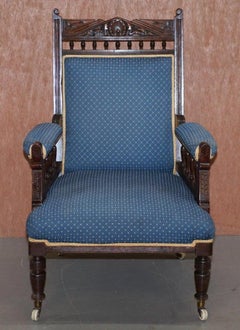 Fauteuil de lecture en bois dur sculpté du début de l'ère victorienne, tapissé de bleu Regency