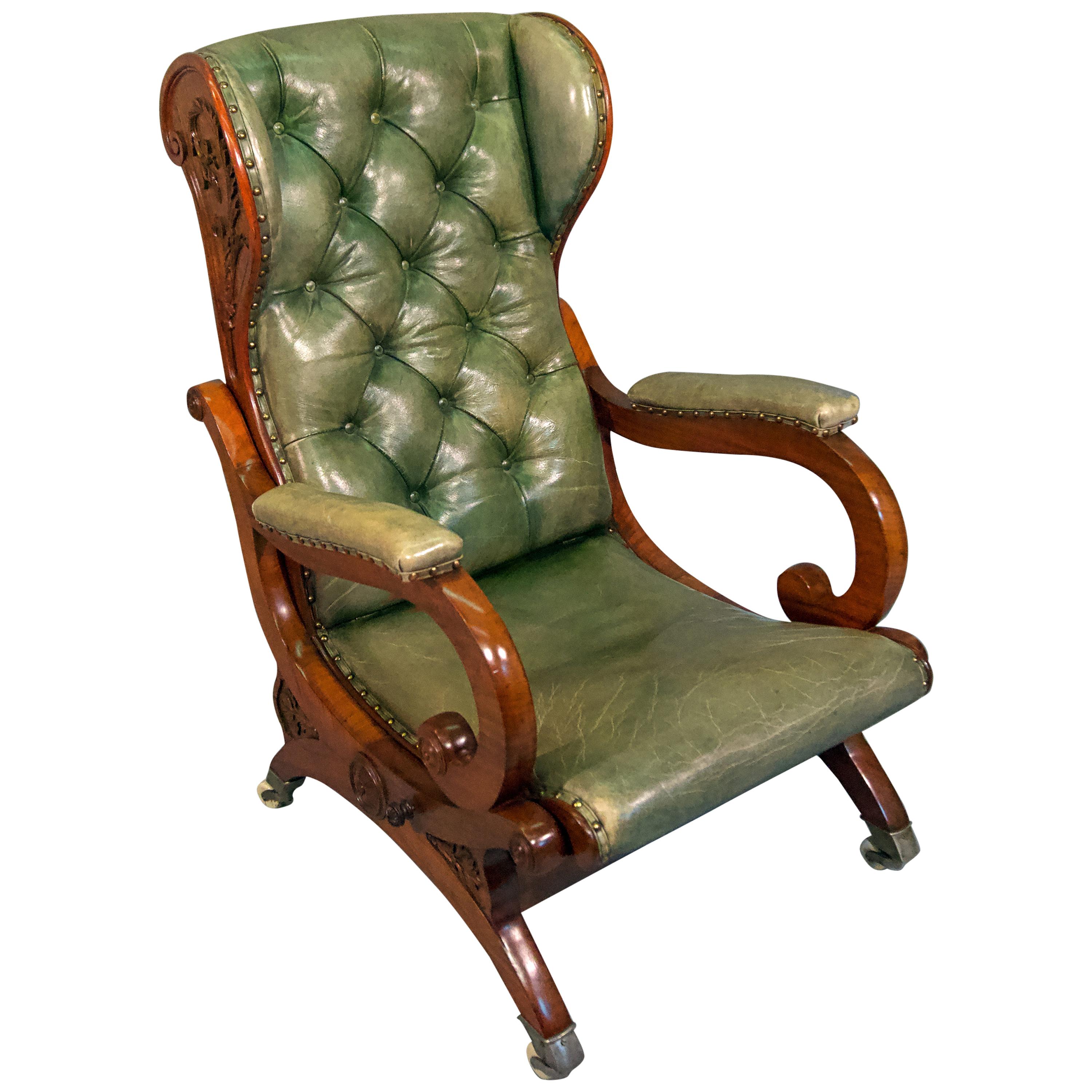 Fauteuil à oreilles inclinable en acajou sculpté du début de l'époque victorienne en vente