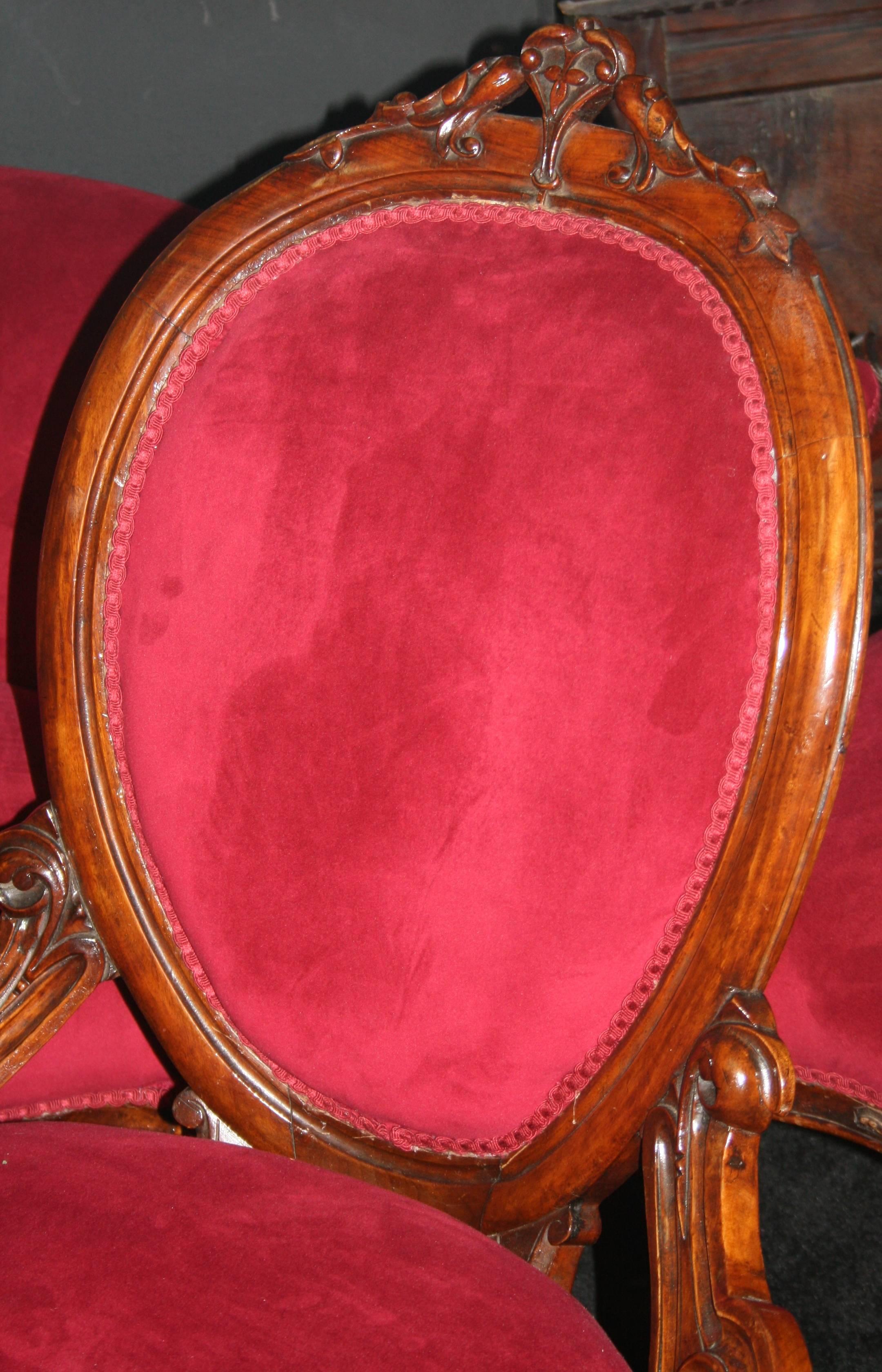 Early Victorian Carved Walnut Upholstered Salon Suite, circa 1840 For Sale 5