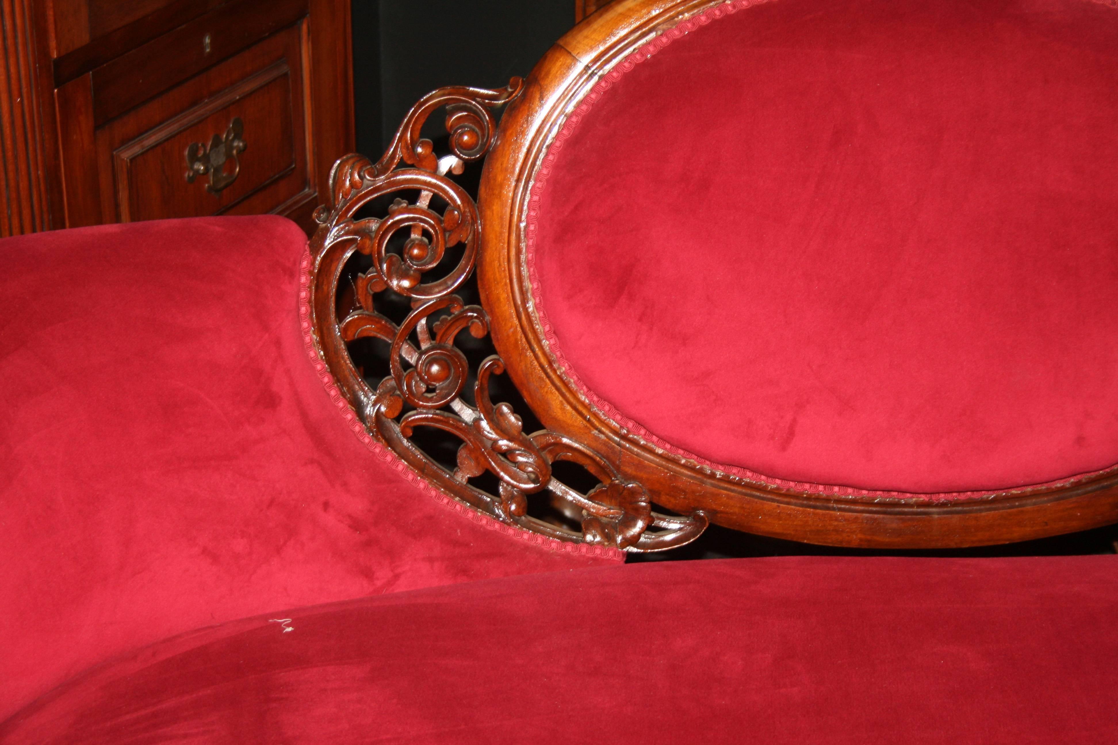 Early Victorian Carved Walnut Upholstered Salon Suite, circa 1840 In Good Condition For Sale In Worcester, Worcestershire
