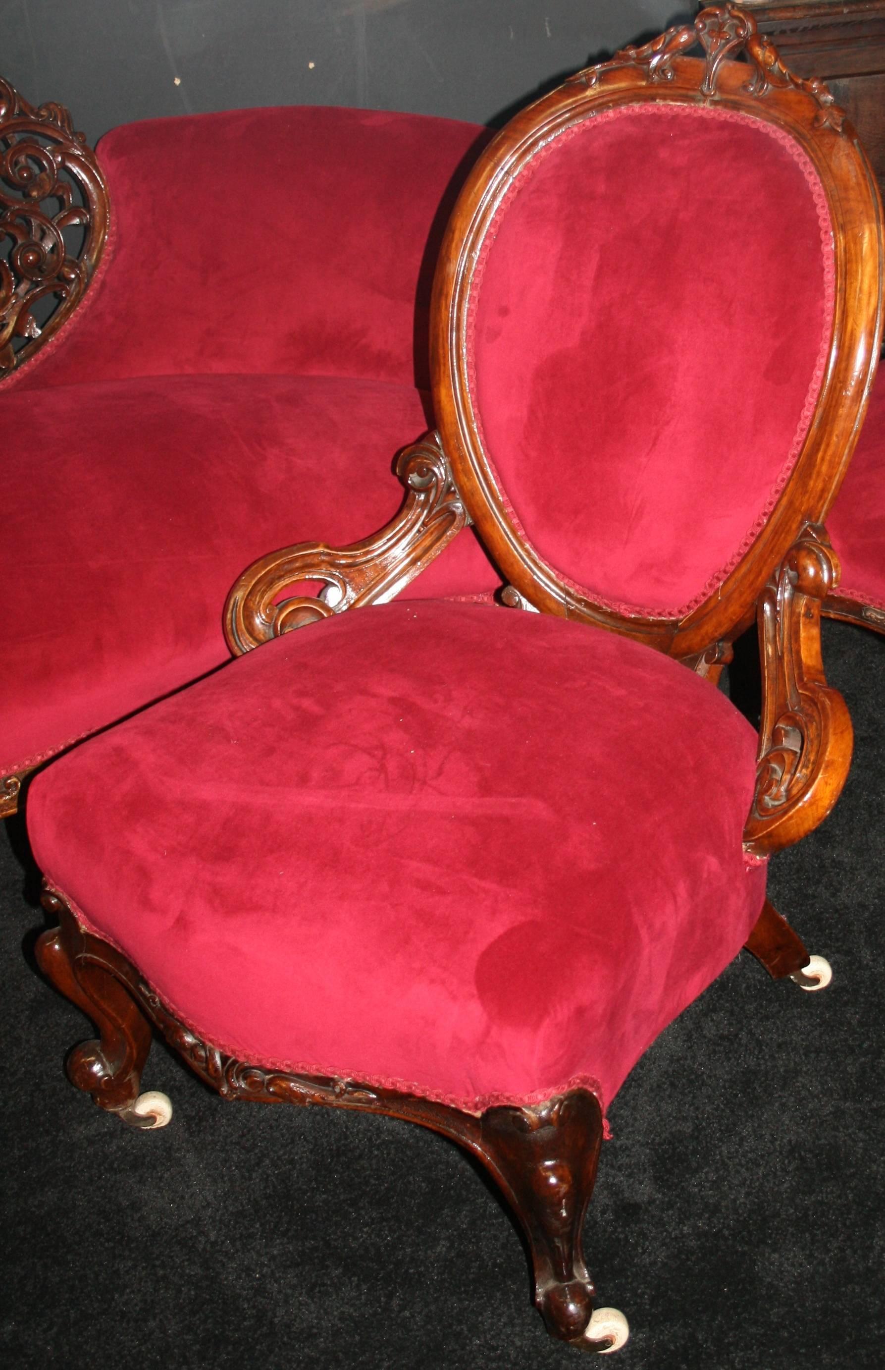Early Victorian Carved Walnut Upholstered Salon Suite, circa 1840 For Sale 1