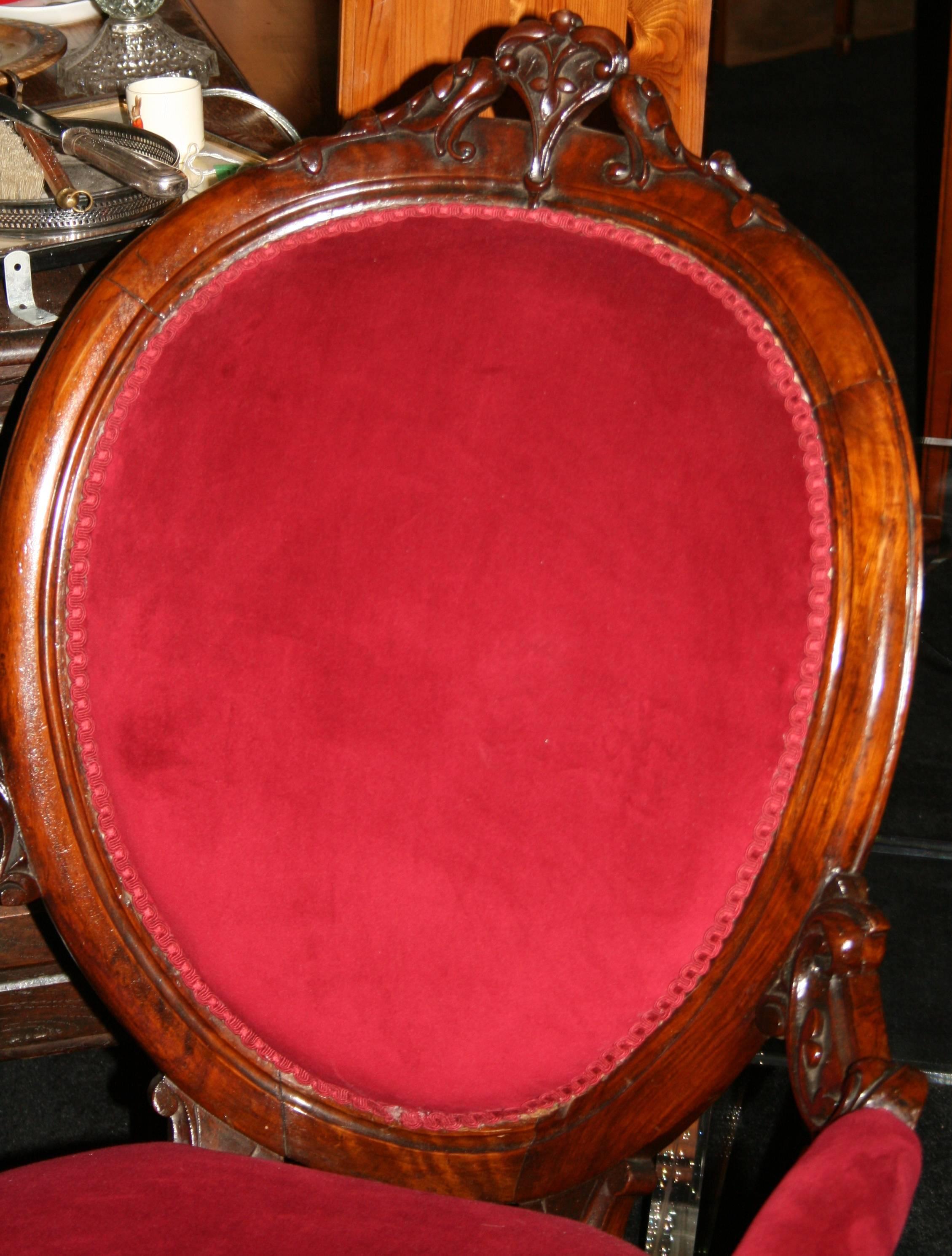 Early Victorian Carved Walnut Upholstered Salon Suite, circa 1840 For Sale 3