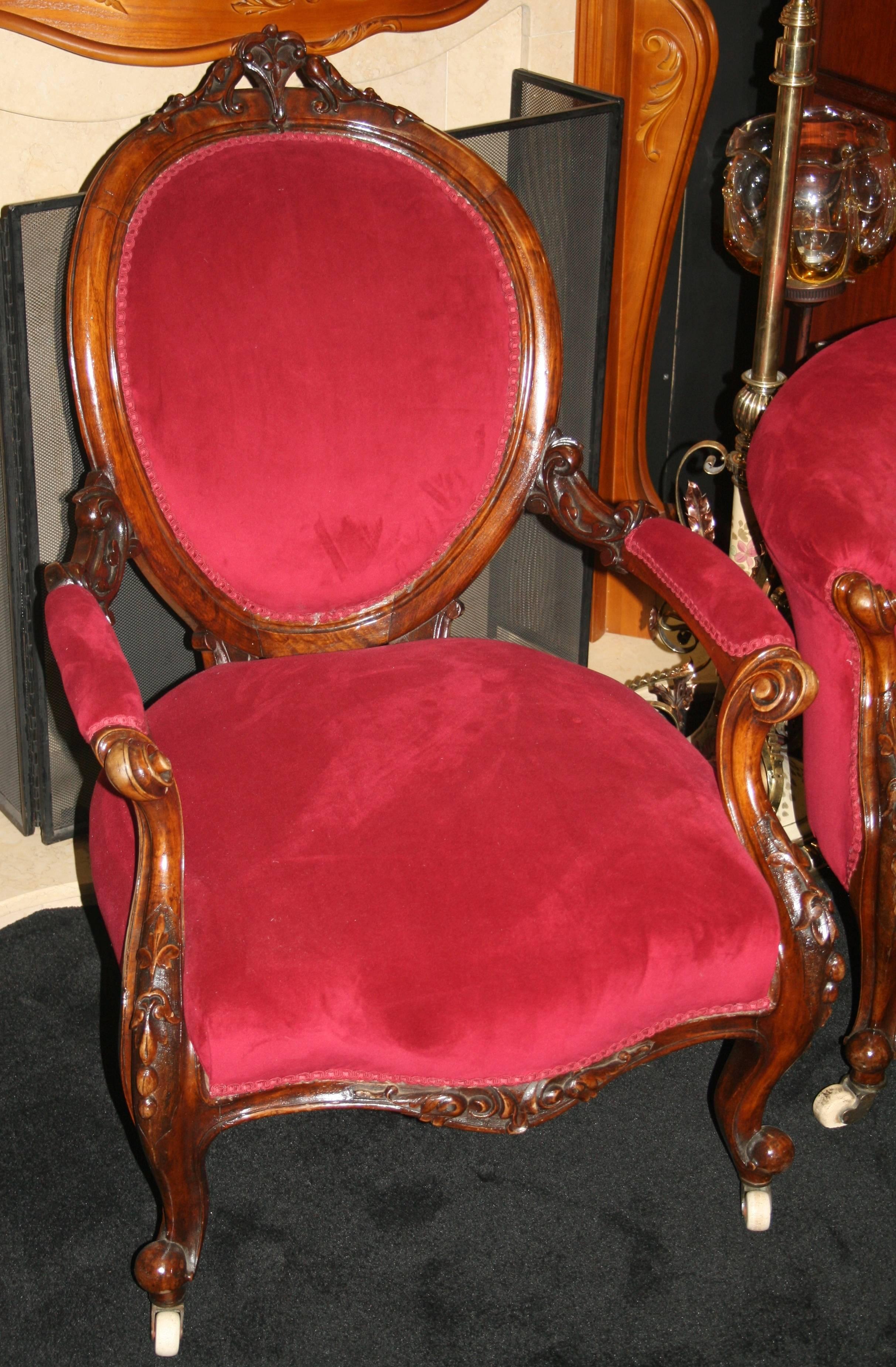Early Victorian Carved Walnut Upholstered Salon Suite, circa 1840 For Sale 4