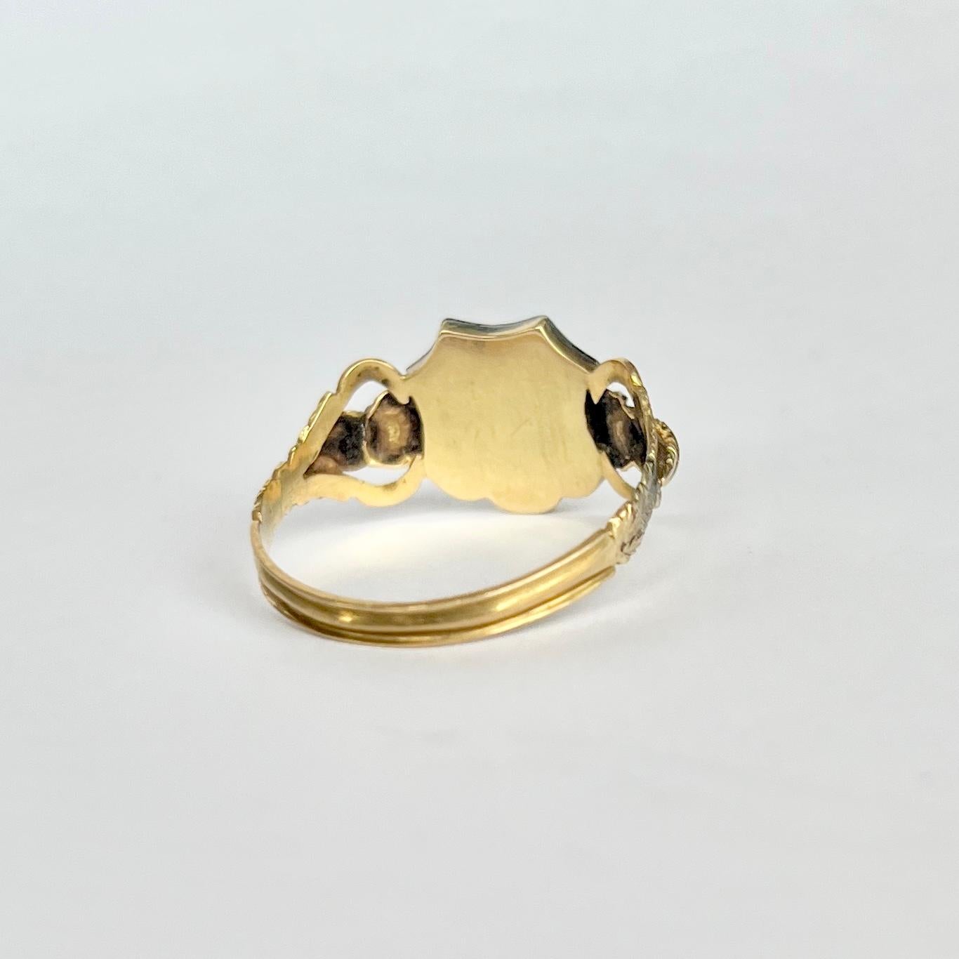 Non taillé Bague en or 18 carats avec médaillon en émail émaillé de l'époque victorienne en vente