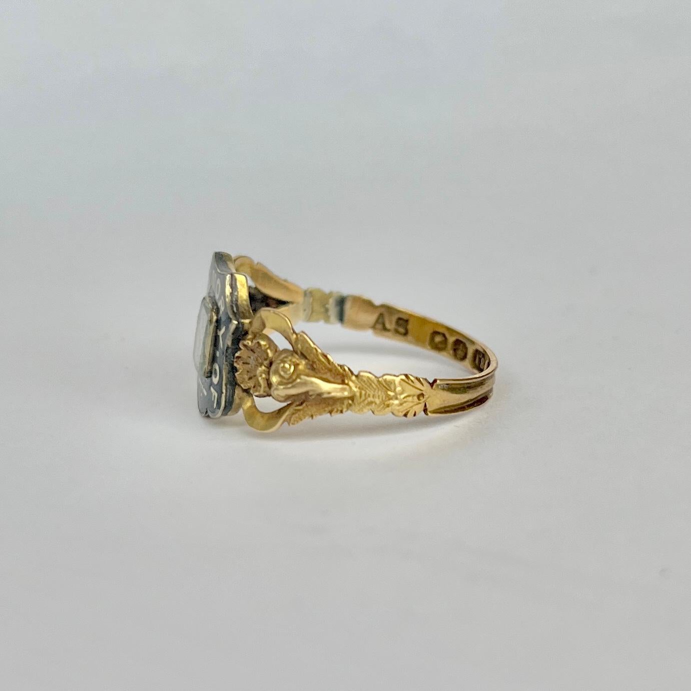 Bague en or 18 carats avec médaillon en émail émaillé de l'époque victorienne Bon état - En vente à Chipping Campden, GB