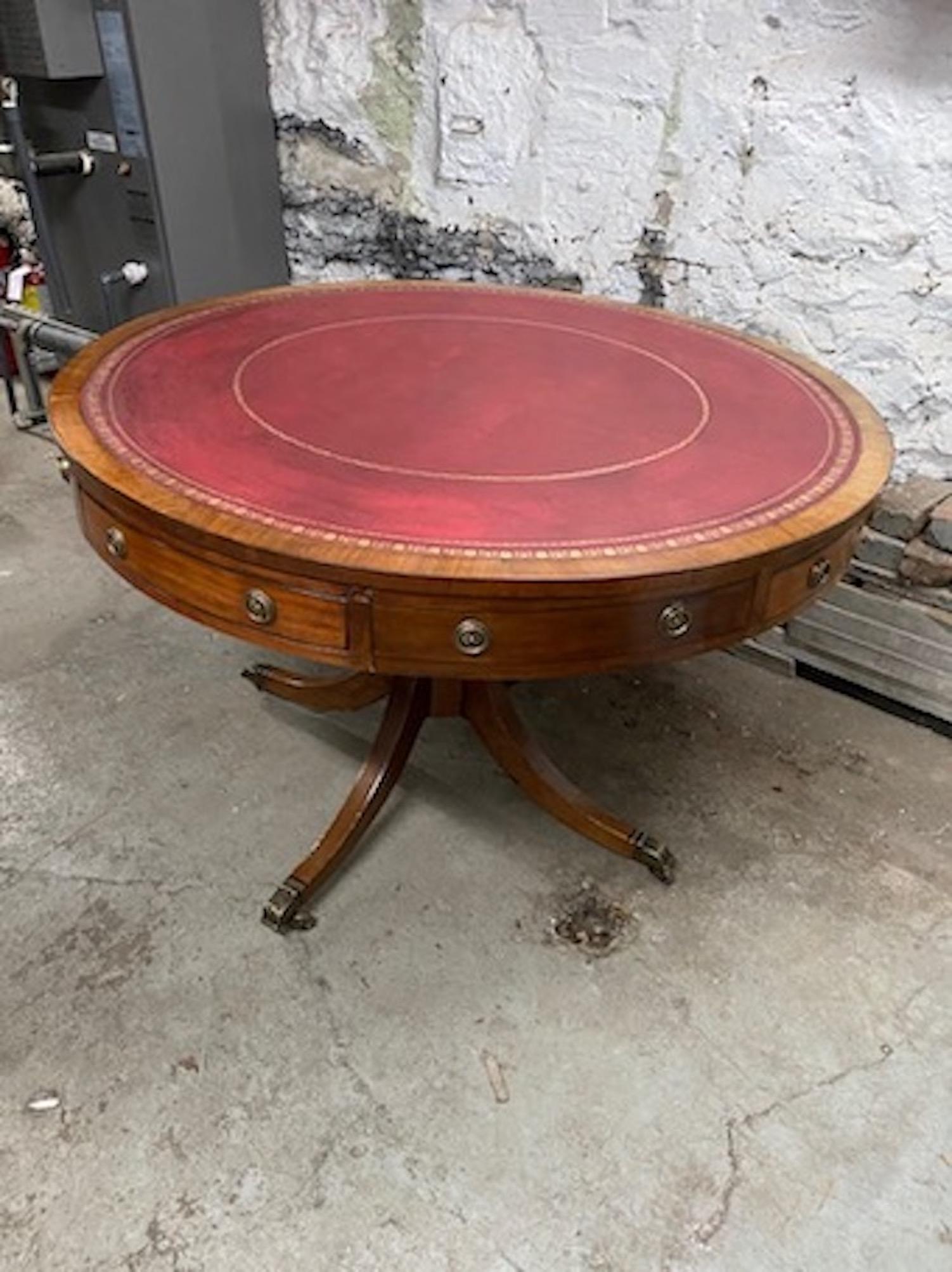 Early Victorian English Mahogany Drum Table In Good Condition For Sale In Montreal, QC
