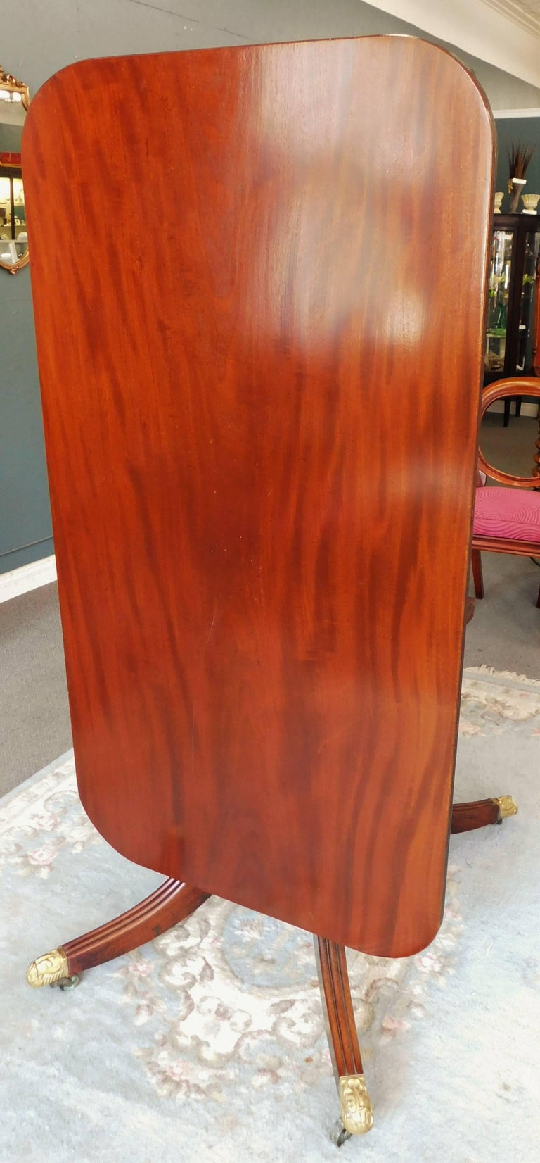 Early Victorian English Mahogany Tilt-Top Breakfast Table In Good Condition For Sale In Hamilton, Ontario