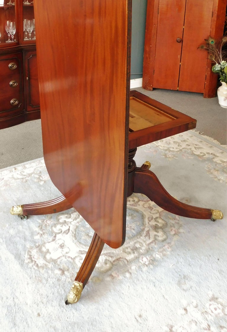 Mid-19th Century Early Victorian English Mahogany Tilt-Top Breakfast Table For Sale
