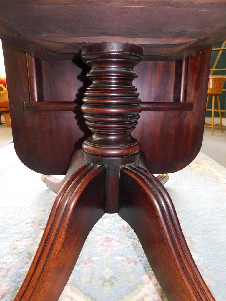 Early Victorian English Mahogany Tilt-Top Breakfast Table For Sale 1