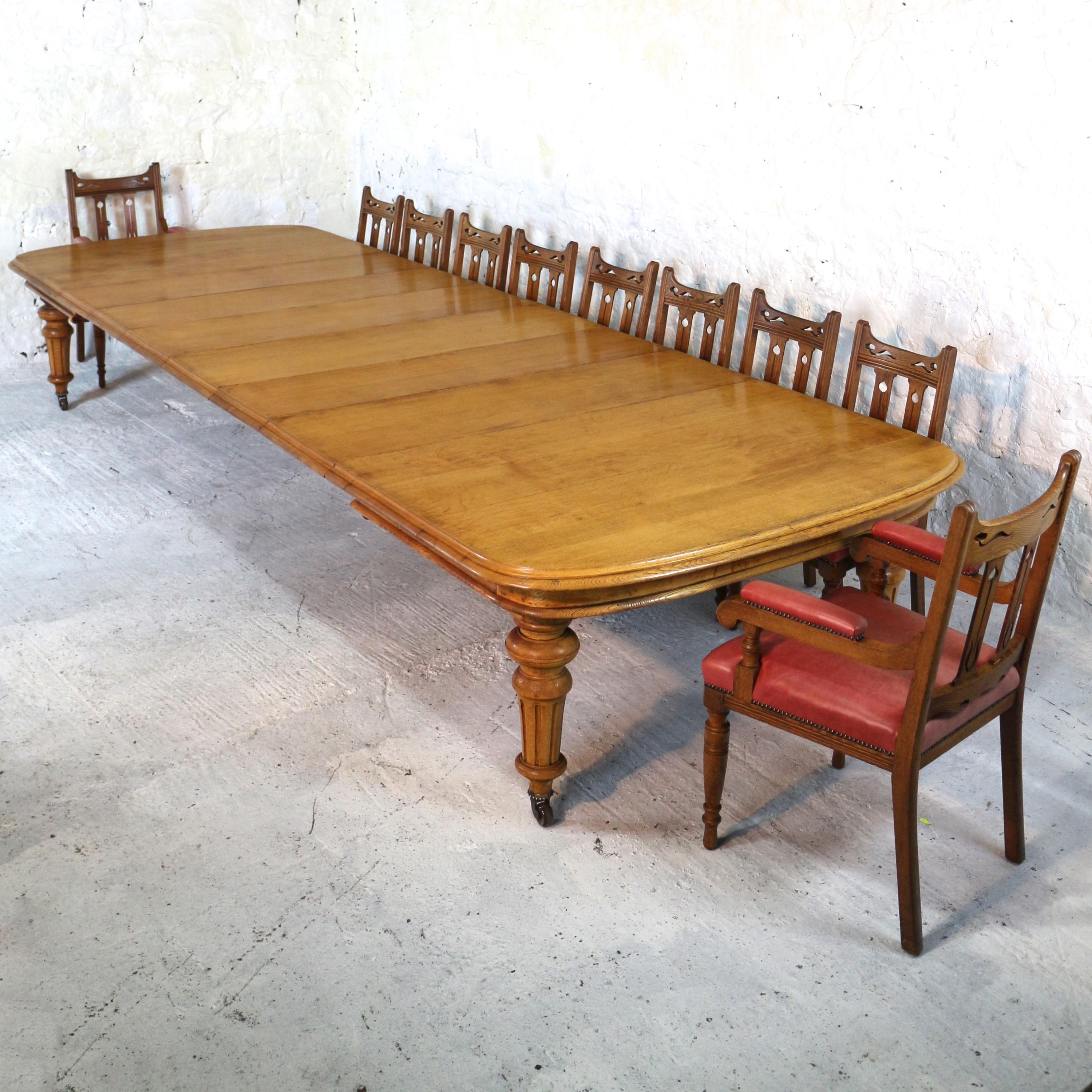 Superb quality extra wide early Victorian extending dining table in golden quarter-sawn oak with six original leaves. Dating to circa 1840 this unusually large 62 1/2in wide table smoothly extends from 6ft8in to 14ft9in using a screw winding
