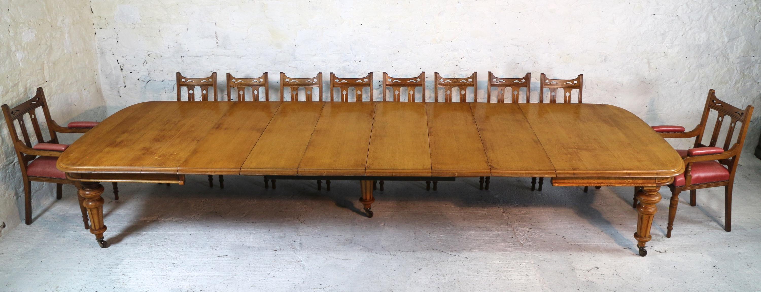 Anglais Table de salle à manger extra large en chêne du début de l'ère victorienne et six rallonges, sièges 18 en vente