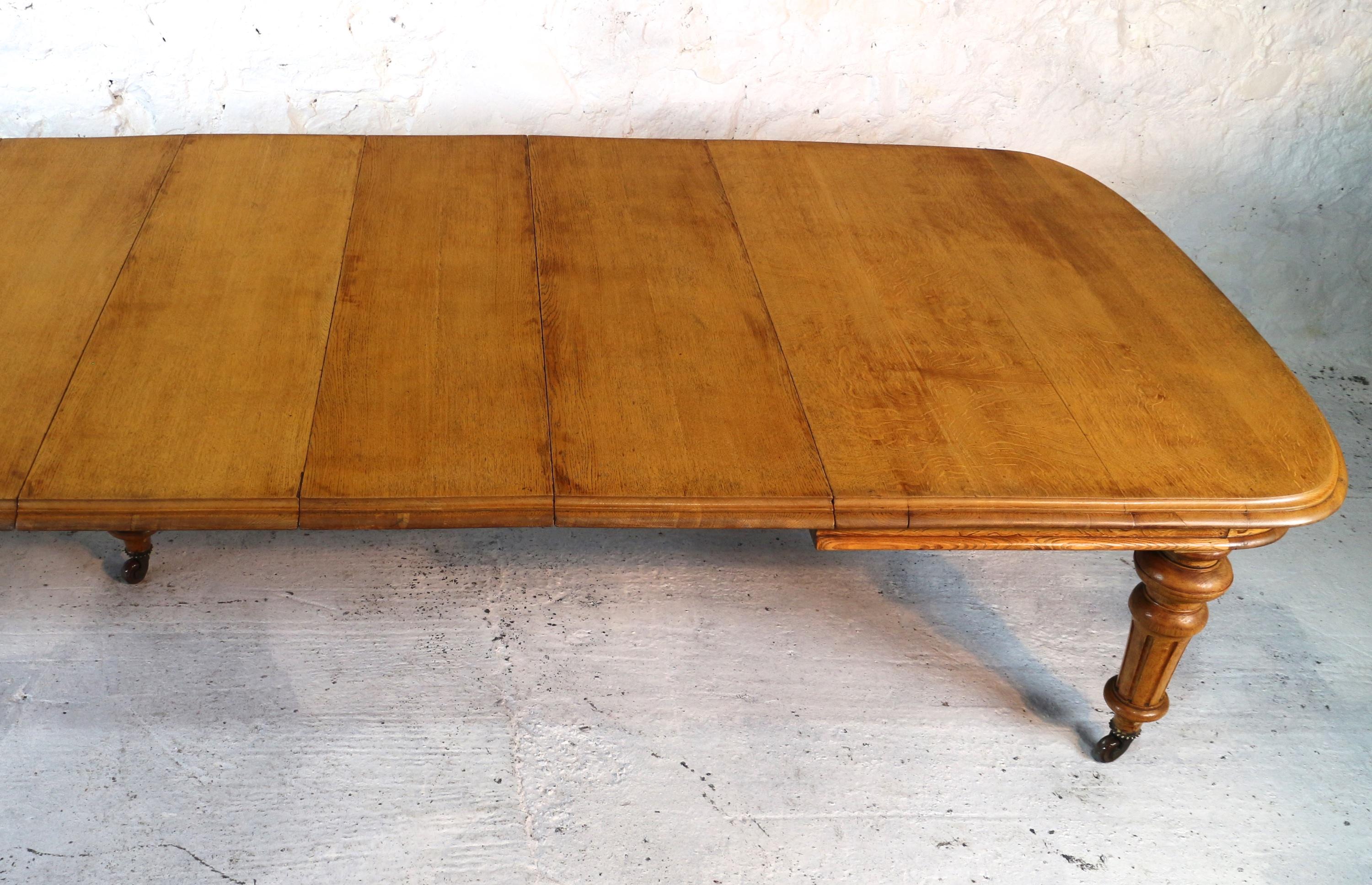 Early Victorian Extra Wide Oak Dining Table and Six Leaves, Seats 18 In Good Condition For Sale In Glasgow, GB