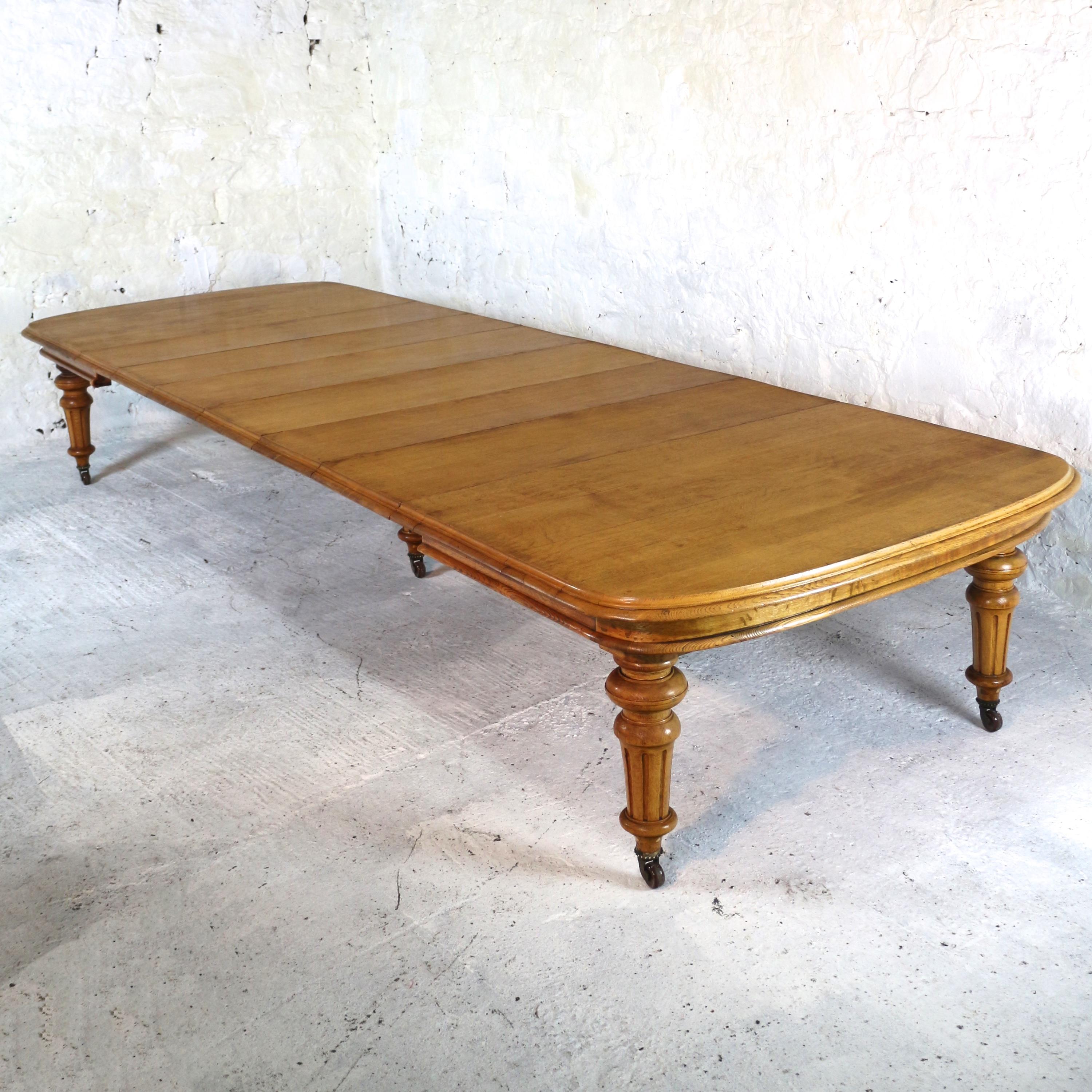 Laiton Table de salle à manger extra large en chêne du début de l'ère victorienne et six rallonges, sièges 18 en vente