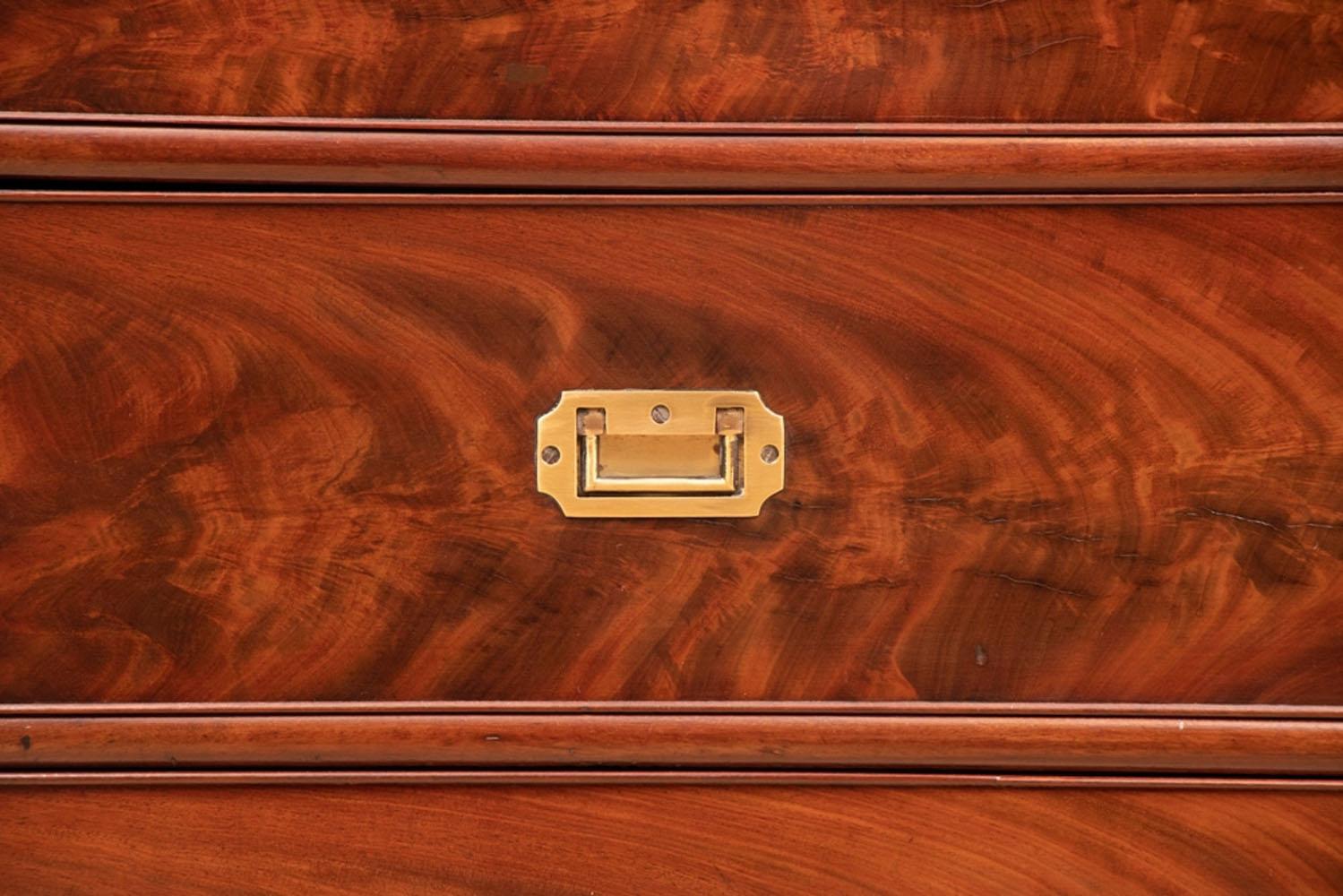 Early Victorian Flame Mahogany Chest of Drawers im Zustand „Gut“ in London, Greenwich