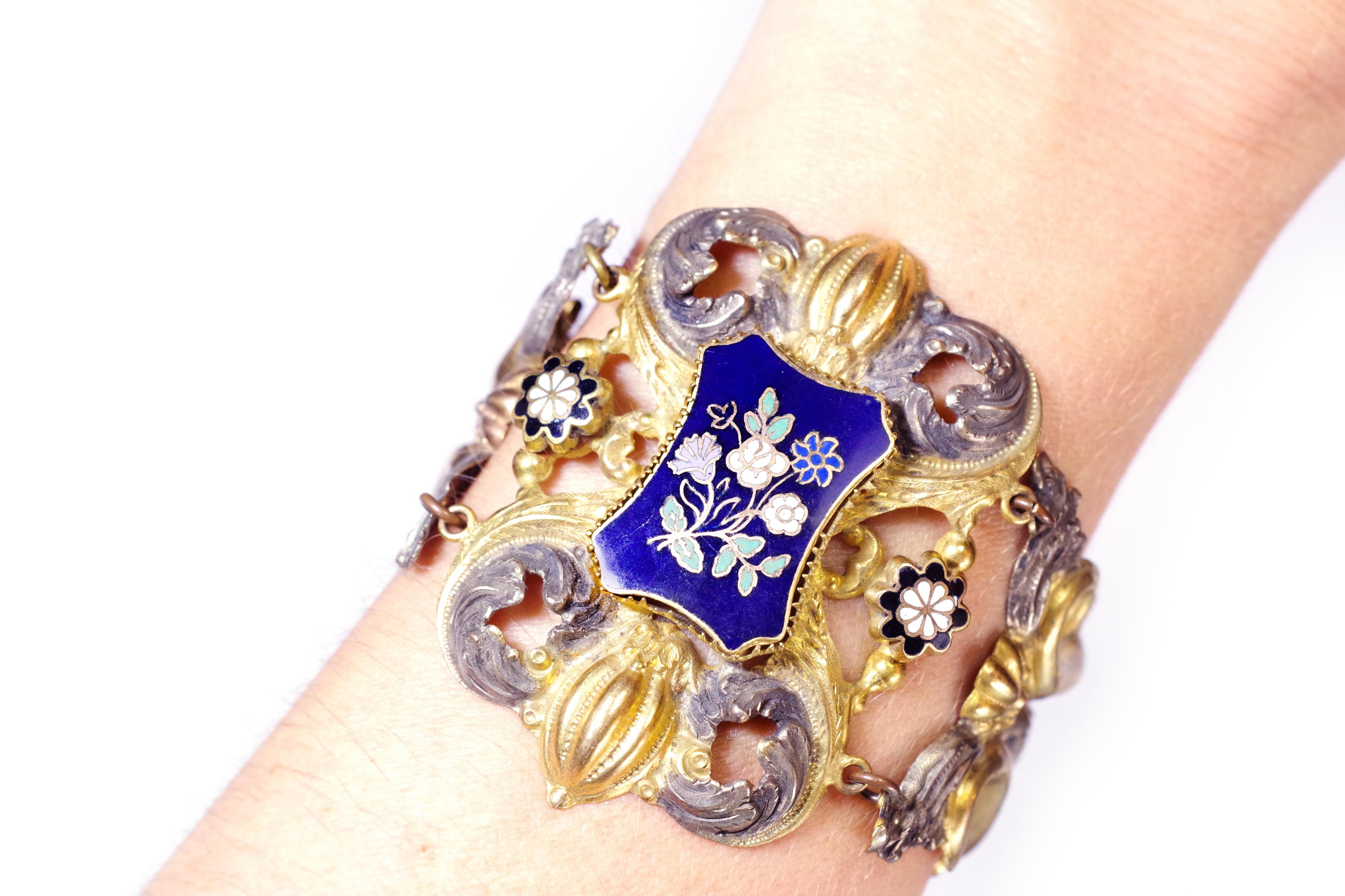 Early Victorian French pinchbeck bracelet multicolored gilded metal. Antique bracelet composed of three plates in pinchbeck metal embossed in gold and silver. The ends are decorated with foliage. The central element is adorned with a cloisonné